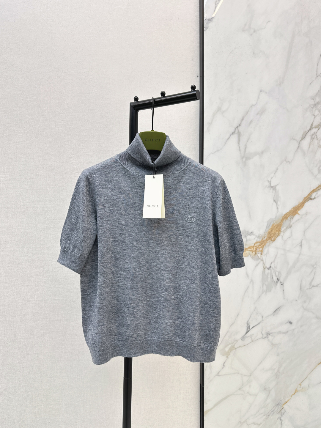 NO:731186,Gu 26Ss————The latest wool high-neck short-sleeved sweater in early spring is custom-dyed in high-grade gray. It is super gentle and versatile. It uses high-quality wool yarn. It is light, soft and comfortable. Short-sleeved tailoring. It is simple and versatile. It is great when worn alone. The details are perfect. Photos cannot capture its beauty. One color ready for sale sml,, T-shirt,19860909Gu 26Ss————早春最新款羊毛高领短袖针织衫定染高级灰 超级温柔且百搭 采用高品质的羊毛纱线 轻盈软糯舒适 短袖剪裁 简约又百搭 单穿内搭都很出彩 细节满分 照片拍不出它的美 一色现货发售sml,,T-shirt,,Women's clothing