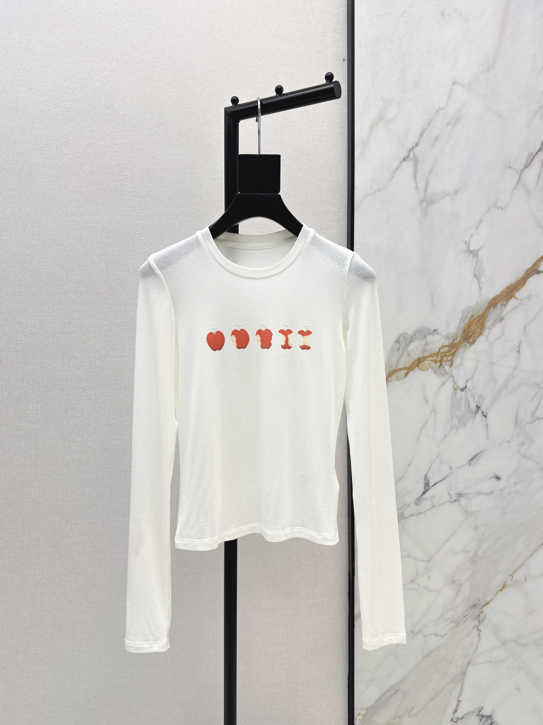 NO:731230,Zhao Lusi's same style, fashionable design 26Ss————The latest Apple pattern printed long-sleeved top in early spring. The fabric is elastic and soft and comfortable to wear. Sweet and girly. The apple print is so annoying to me. The gradient pattern from bitten to complete is age-reducing and cute. It breaks the monotony of the basic style. The upper body is so good-looking. It is not inferior when worn alone. It is also suitable for layering coats. Two colors are on sale smlxl,,jackets & coats,19860909赵露思同款 时髦设计 26Ss————早春最新款苹果图案印花长袖上衣 面料带有弹性 软乎乎的贴身穿很舒服 甜美又少女 苹果印花太戳我了 从被咬到完整的渐变图案 减龄又可爱 打破了基础款的单调感 上身太好看了 单穿也不逊色 叠穿大衣外套也很适合 两色现货发售smlxl,,jackets & coats,,Women's clothing