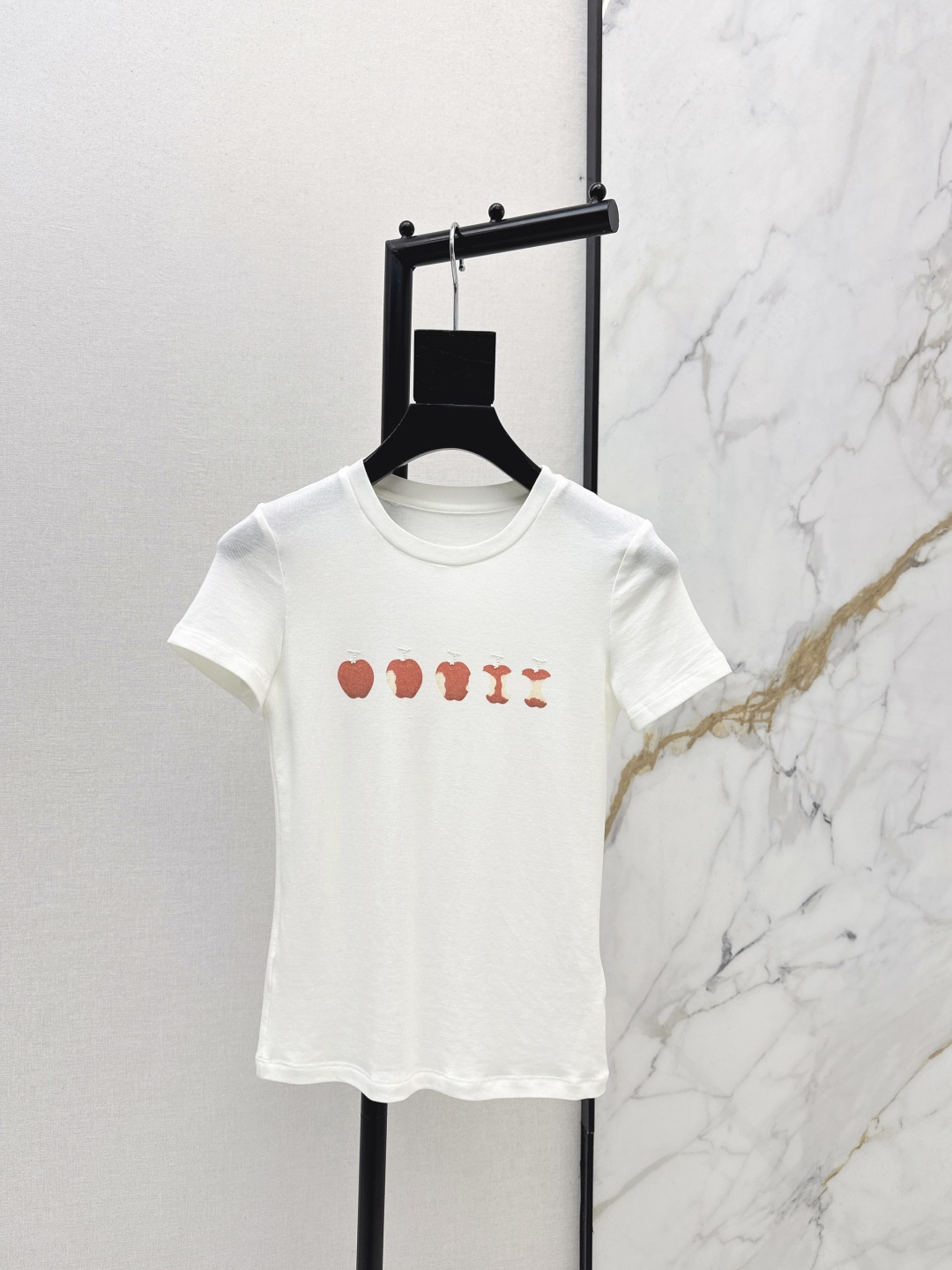 NO:731225,Fashionable design 26Ss - the latest Apple pattern printed short-sleeved T-shirt top in early spring. The fabric is elastic and soft and comfortable to wear. Sweet and girly. The apple print is so annoying to me. The gradient pattern from bitten to complete is age-reducing and cute. It breaks the monotony of the basic model. The upper body is so good-looking. It is not inferior when worn alone. It is also very suitable for wearing a coat. Two colors are on sale smlxl 9,,jackets &  coats,T-shirt,tees,t-shirt,19860909时髦设计 26Ss————早春最新款苹果图案印花短袖T恤上衣 面料带有弹性 软乎乎的贴身穿很舒服 甜美又少女 苹果印花太戳我了 从被咬到完整的渐变图案 减龄又可爱 打破了基础款的单调感 上身太好看了 单穿也不逊色 穿大衣外套也很适合 两色现货发售smlxl 9,,jackets & coats,T-shirt,tees，t-shirt,,Women's clothing