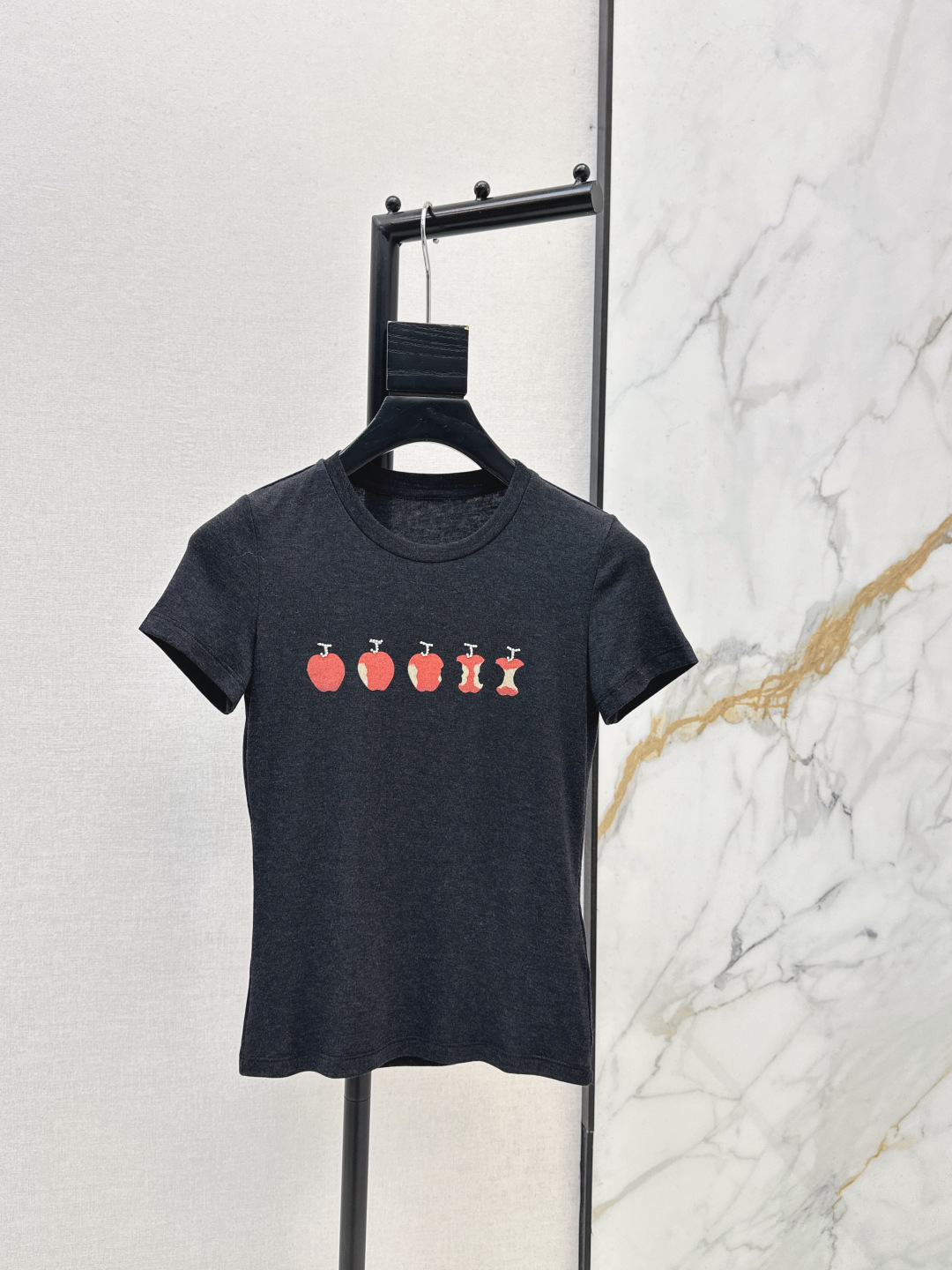 NO:731220,Fashionable design 26Ss————The latest short-sleeved T-shirt top with apple pattern printing in early spring. The fabric is elastic. It is soft and comfortable to wear. Sweet and girly. The apple print is so annoying to me. The gradient pattern from bitten to complete is age-reducing and cute. It breaks the monotony of the basic style. The upper body is so good-looking. It is not inferior when worn alone. It is also very suitable for layering coats and coats. Two colors are on sale smlxl,, jackets & coats, T-shirt, tees, t-shirt,19860909时髦设计 26Ss————早春最新款苹果图案印花短袖T恤上衣 面料带有弹性 软乎乎的贴身穿很舒服 甜美又少女 苹果印花太戳我了 从被咬到完整的渐变图案 减龄又可爱 打破了基础款的单调感 上身太好看了 单穿也不逊色 叠穿大衣外套也很适合 两色现货发售smlxl,,jackets & coats,T-shirt,tees，t-shirt,,Women's clothing