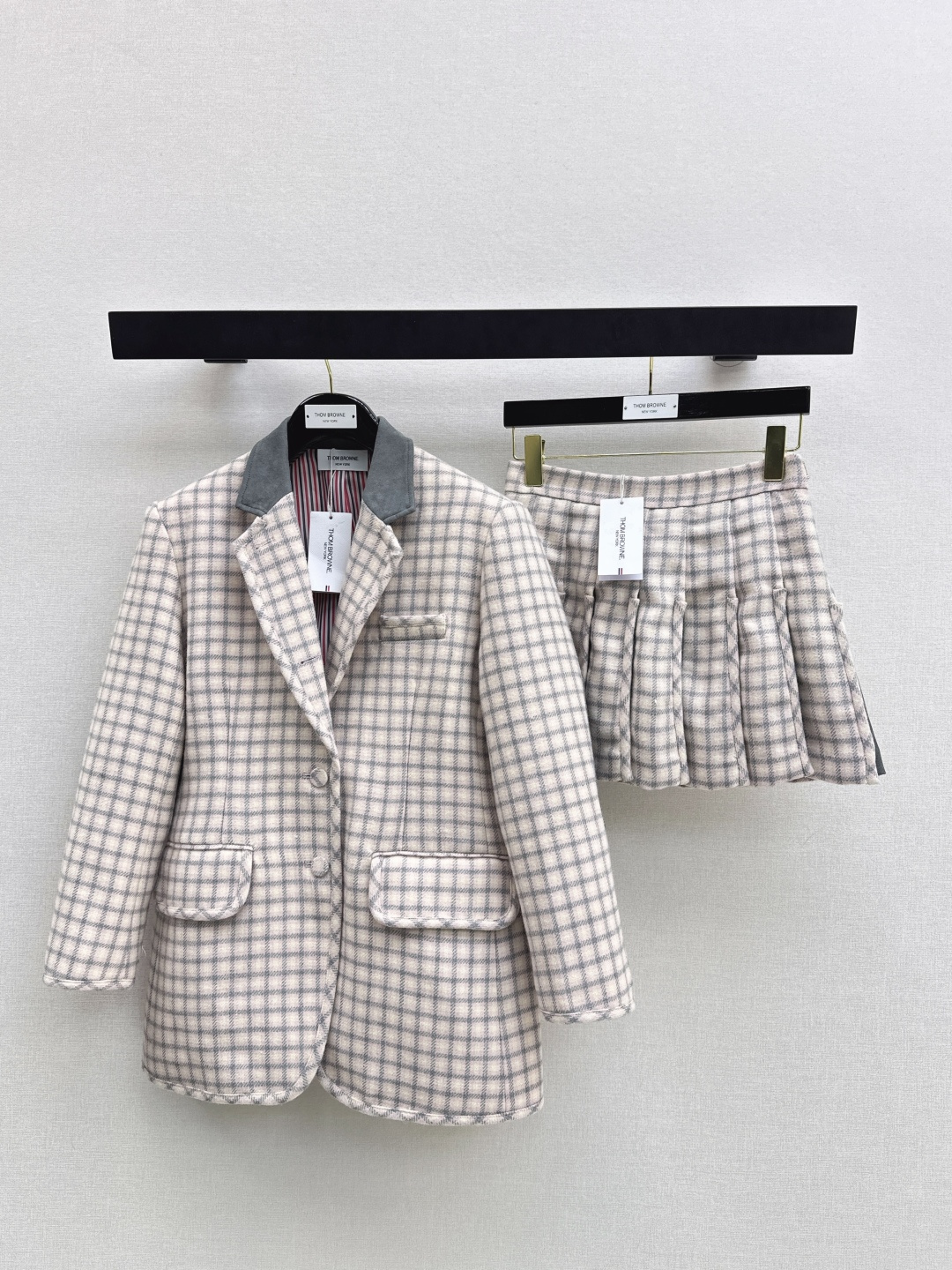 NO:731205,Exclusive model ~ TB 26Ss - the latest pink plaid tweed suit for autumn and winter. Loose-fitting blazer + Mini pleated skirt. Classic single-breasted design easily creates a fashionable accent ~ three-dimensional tailoring, natural waist shape, not picky. The upper body can be sweet or salty, calm yet playful. The texture of imported wool fabric is great. Recommend a set. Developed in one color. Ready for sale. SML jackets, skirts, jackets & coats, business suit,19860909独家款～ TB 26Ss————秋冬最新款粉格粗花呢套装宽松廓形西装外套+Mini压褶半裙 经典单排扣设计轻松打造出时尚腔调～立体剪裁自然收腰版型不挑人 上身可甜可盐沉稳中不失俏皮 进口羊毛面料质感超赞 推荐一套搭配 一色分开发 现货发售sml 外套,,skirts,jackets & coats,business suit,,Women's clothing