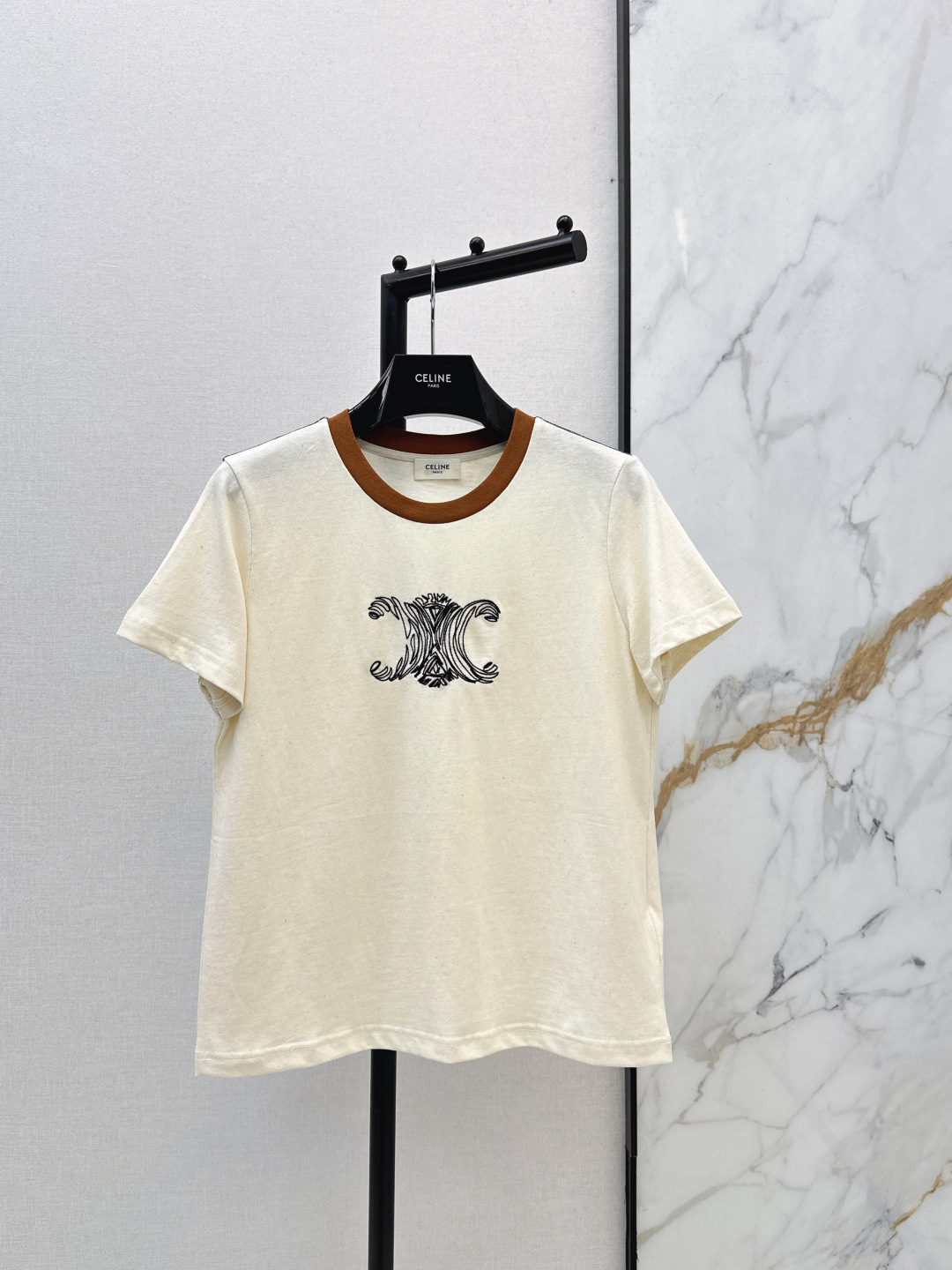 NO:732028,Ce 26Ss————Embroidery of the latest Arc de Triomphe raw cotton embroidered T-shirt is a small T with a retro atmosphere. The embroidered Arc de Triomphe presbyopia on the chest is low-key and exquisite. The neckline hits the caramel collar, which is high-end and old-money. It hits the aesthetic point. The natural cotton shell has a retro texture. Every cotton thread tells a relaxed French story. The upper body is casual and fashionable. Whoever wears it looks better. One color ready for sale sml, tees, t-shirt,19860909Ce 26Ss————刺绣最新款凯旋门原棉刺绣T恤超有复古氛围的一款小T 胸前的刺绣的凯旋门老花低调又精致 领口撞焦糖色领子高级又老钱 狠狠的戳中审美 天然棉壳自带复古肌理感 每一根棉线都在诉说松弛的法式故事 上身随性又时髦 谁穿谁好看 一色现货发售sml,,tees，t-shirt,,Women's clothing
