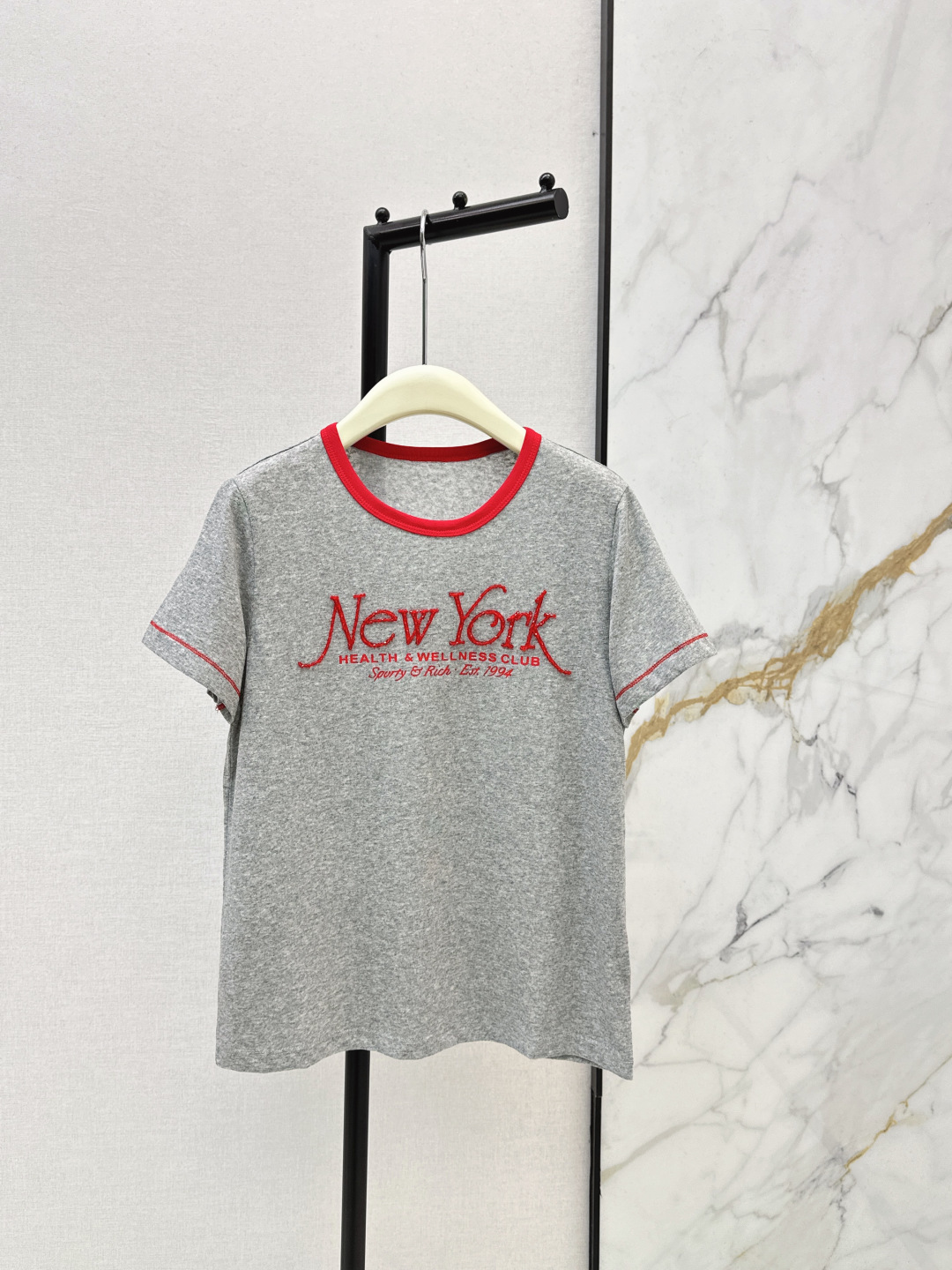 NO:732696,Fashionable design 26Ss————The latest round neck letter printed beaded short-sleeved T-shirt in early spring. The fabric is soft, skin-friendly and breathable. It is just right to wear alone in early spring without being boring ~ The letter print is not an ordinary offset printing. It is a three-dimensional design with a retro accent. It is full of energetic sweet girl feeling. If you look up close, you can feel the delicate luster of the permed beads and the texture of the print ~ The version is very hidden, and it looks great when paired with a denim skirt and a pleated skirt.  Three colors ready for sale sml,,skirts,T-shirt,tees,t-shirt,19860909时髦设计 26Ss————早春最新款圆领字母印花烫珠短袖T恤面料软乎亲肤又透气 早春单穿刚好不闷～字母印花不是普通胶印 是带着复古腔调的立体设计 活力满满的甜妹感 近看能摸到烫珠的细腻光泽和印花的质感纹理～ 版型很藏肉 搭牛仔短裙百褶裙都超有氛围 三色现货发售sml,,skirts,T-shirt,tees，t-shirt,,Women's clothing