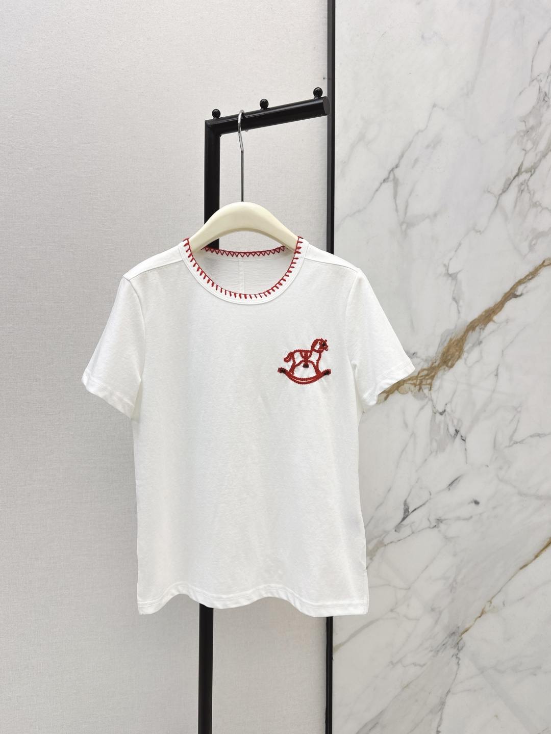 NO:732727,Trendy Design 26Ss————The latest embroidered pony cotton short-sleeved T-shirt in early spring. Fresh and noble, exquisite embroidered pony + cotton fabric + simple version. Breathable and comfortable + playful and high-end + early spring atmosphere. The cotton fabric is skin-friendly and breathable. It is not sweaty at all when worn in summer~ The embroidered pony is not an ordinary pattern. The stitching is delicate and textured. From a distance, it has a lively sense of luxury. Up close, you can touch the three-dimensional texture of the embroidery~  Two colors ready for sale sml,,T-shirt,tees,t-shirt,19860909时设计 26Ss————早春最新款刺绣小马棉质短袖T恤 又清新又显贵的精致刺绣小马+棉质面料+简约版型 透气舒适感+俏皮高级感+早春氛围感 棉质面料亲肤又透气 夏天穿完全不闷汗～ 刺绣小马不是普通图案 针脚细腻又有质感 远看是活泼的高级感 近看能摸到刺绣的立体纹理～ 两色现货发售sml,,T-shirt,tees，t-shirt,,Women's clothing