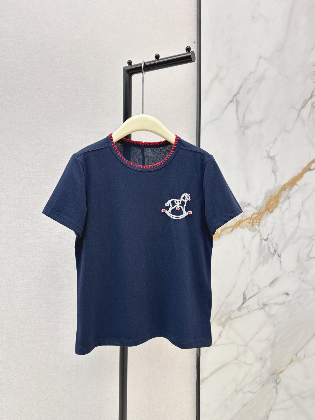 NO:732723,Fashionable little design 26Ss————The latest embroidered pony cotton short-sleeved T-shirt in early spring. Fresh and noble, exquisite embroidered pony + cotton fabric + simple version. Breathable and comfortable + playful and high-end + early spring atmosphere. The cotton fabric is skin-friendly and breathable. It is not sweaty at all when worn in summer~ The embroidered pony is not an ordinary pattern. The stitching is delicate and textured. From a distance, it has a lively sense of luxury. Up close, you can feel the three-dimensional texture of the embroidery~  Two colors ready for sale sml,,T-shirt,tees,t-shirt,19860909时髦小设计 26Ss————早春最新款刺绣小马棉质短袖T恤 又清新又显贵的精致刺绣小马+棉质面料+简约版型 透气舒适感+俏皮高级感+早春氛围感 棉质面料亲肤又透气 夏天穿完全不闷汗～ 刺绣小马不是普通图案 针脚细腻又有质感 远看是活泼的高级感 近看能摸到刺绣的立体纹理～ 两色现货发售sml,,T-shirt,tees，t-shirt,,Women's clothing