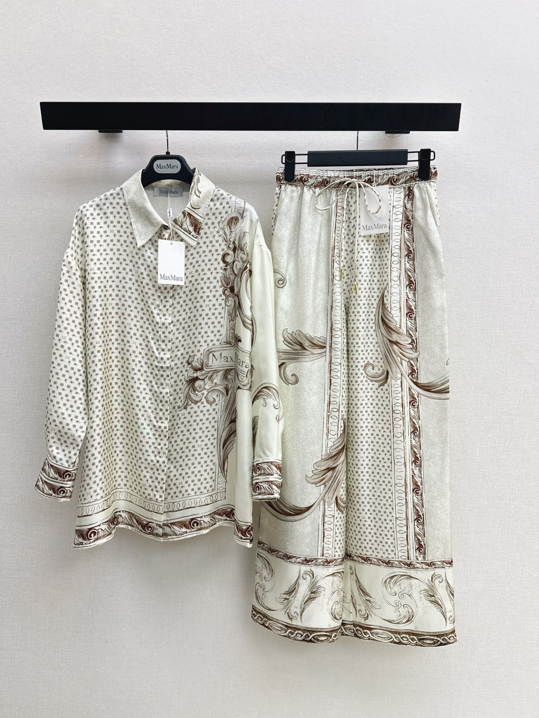 NO:732730,French elegance max 26Ss————Early spring’s latest Year of the Horse limited new product positioning printed silk shirt 100% silk twill fabric Loose version design temperament is elegant, casual and high-end A must-have layering tool for Bai Fumei Recommend a set of matching One color ready for sale smlxl,, shirts, real silk,19860909法式优雅 max 26Ss————早春最新款马年限定新品定位印花真丝衬衫百分百真丝斜纹绸面料 宽松版形设计气质优雅随性又高级 白富美必备叠搭神器 推荐一套搭配 一色现货发售smlxl,,shirts,real silk,,Women's clothing