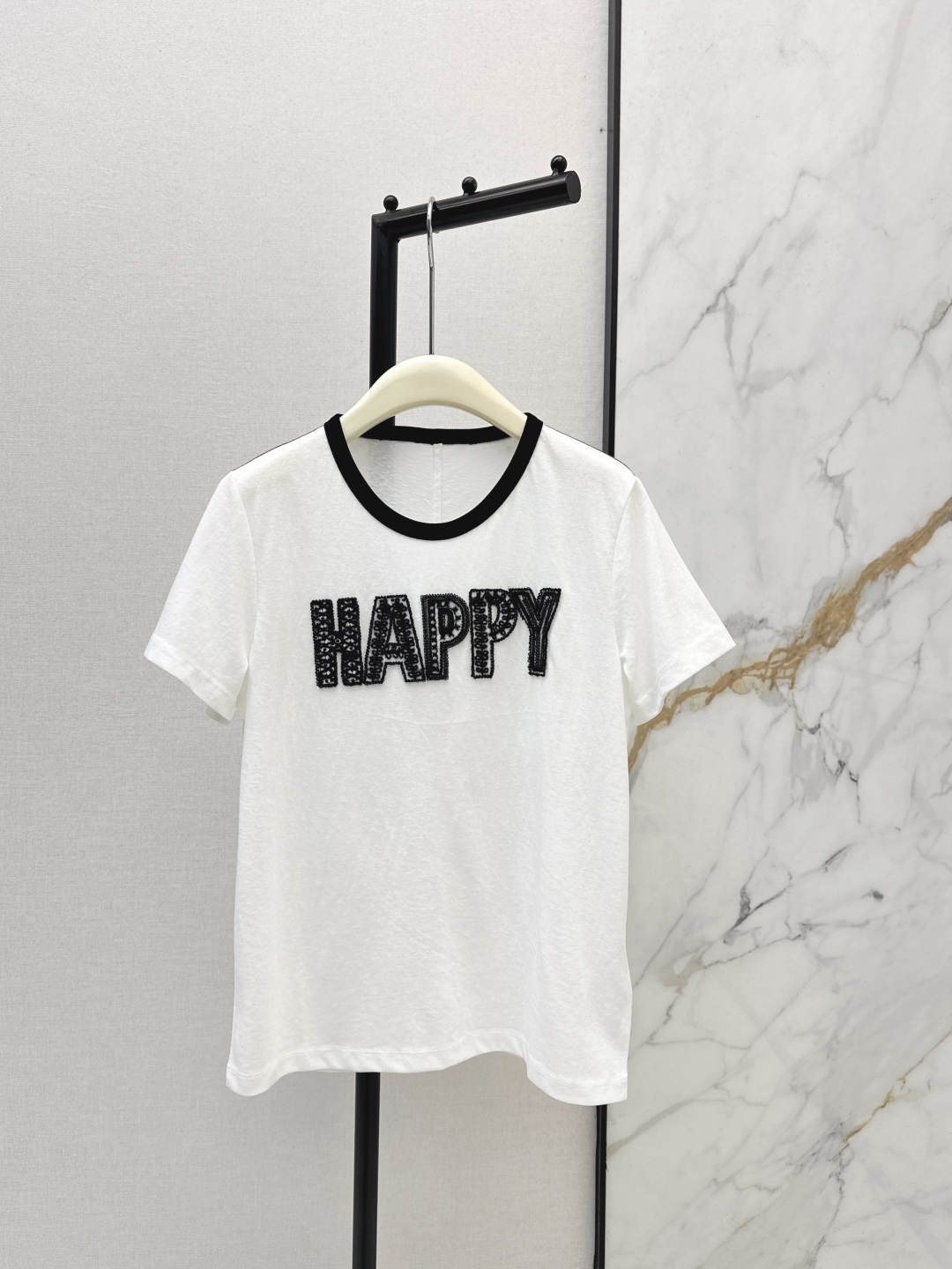 NO:732717,Fashionable design 26Ss————The latest HAPPY English T-shirt in spring and summer has a super retro feel. The three-dimensional velvet letter texture is full of texture. The three-dimensional plush feeling is exquisite in every stitch. This little beauty hidden in the details, the more I look at it, the more I like it. The contrasting color of the collar echoes the embroidery. The white and black contrasting colors are fresh and playful. The burgundy version is retro and white. The navy version is calm and versatile. The Tencel snowflake fabric is soft and skin-friendly, and it is super comfortable to wear next to you.  Three colors ready for sale sml, tees, t-shirt,19860909时髦设计 26Ss————春夏最新款HAPPY英文T恤超巨复古感觉的一款 立体丝绒的字母纹理感拉满 立体的毛绒感每一针都透着精致 这种藏在细节里的小美好 真的越看越喜欢 领子撞色和刺绣相呼应 白黑撞色清新俏皮 酒红款复古显白 藏青款沉稳百搭 天丝雪花面料软糯亲肤 贴身穿超舒服 三色现货发售sml,,tees，t-shirt,,Women's clothing