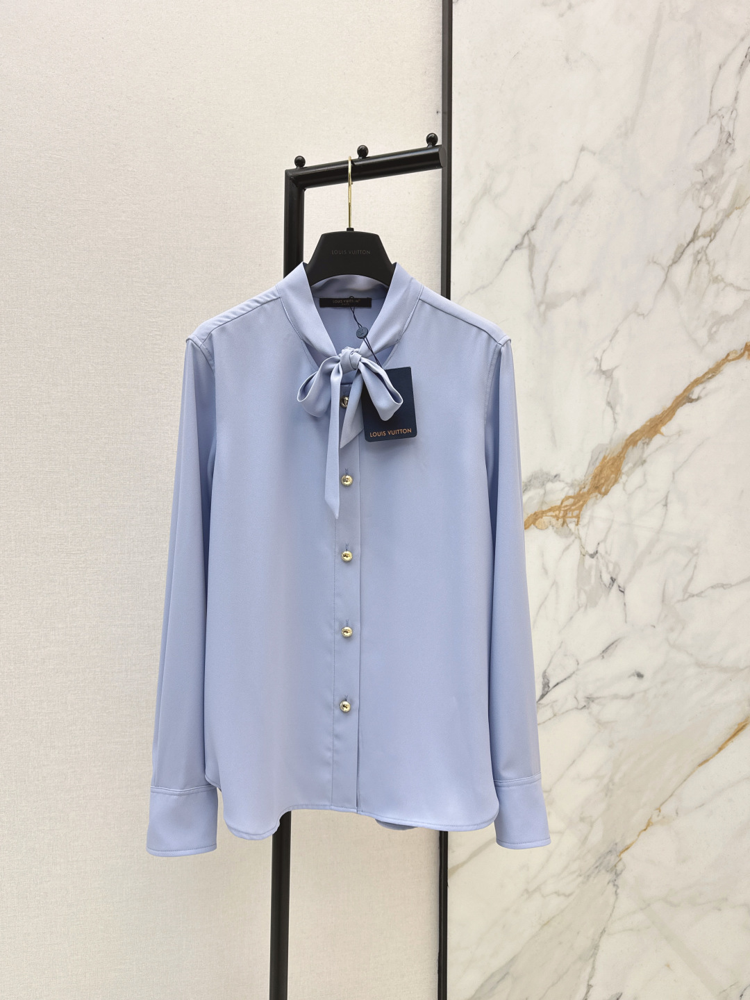 NO:732705,L's 26Ss - the latest blue ribbon shirt for early spring. Light blue tone + ribbon design. Elegant and dignified. Perfect for spring and summer. Straight silhouette + logo metal buttons. Perfect details. Can be easily used for commuting or formal occasions. The ribbon can be tied with a bow. Switch between gentle or casual style at will ~ match with skirt or trousers. Easily get the urban workplace look. One color ready for sale smlxl,, louis  vuitton,skirts,shirts,19860909L家 26Ss————早春最新款蓝色飘带衬衫 浅蓝色调+飘带设计 优雅又端庄 春夏穿超合适 直身廓形＋logo金属纽扣 细节满分 职场通勤或正式场合都能轻松驾驭 飘带可系蝴蝶结 温柔or随性风随心切换～搭配半裙或西裤 轻松get都市职场气质look 一色现货发售smlxl,,louis vuitton,skirts,shirts,,Women's clothing