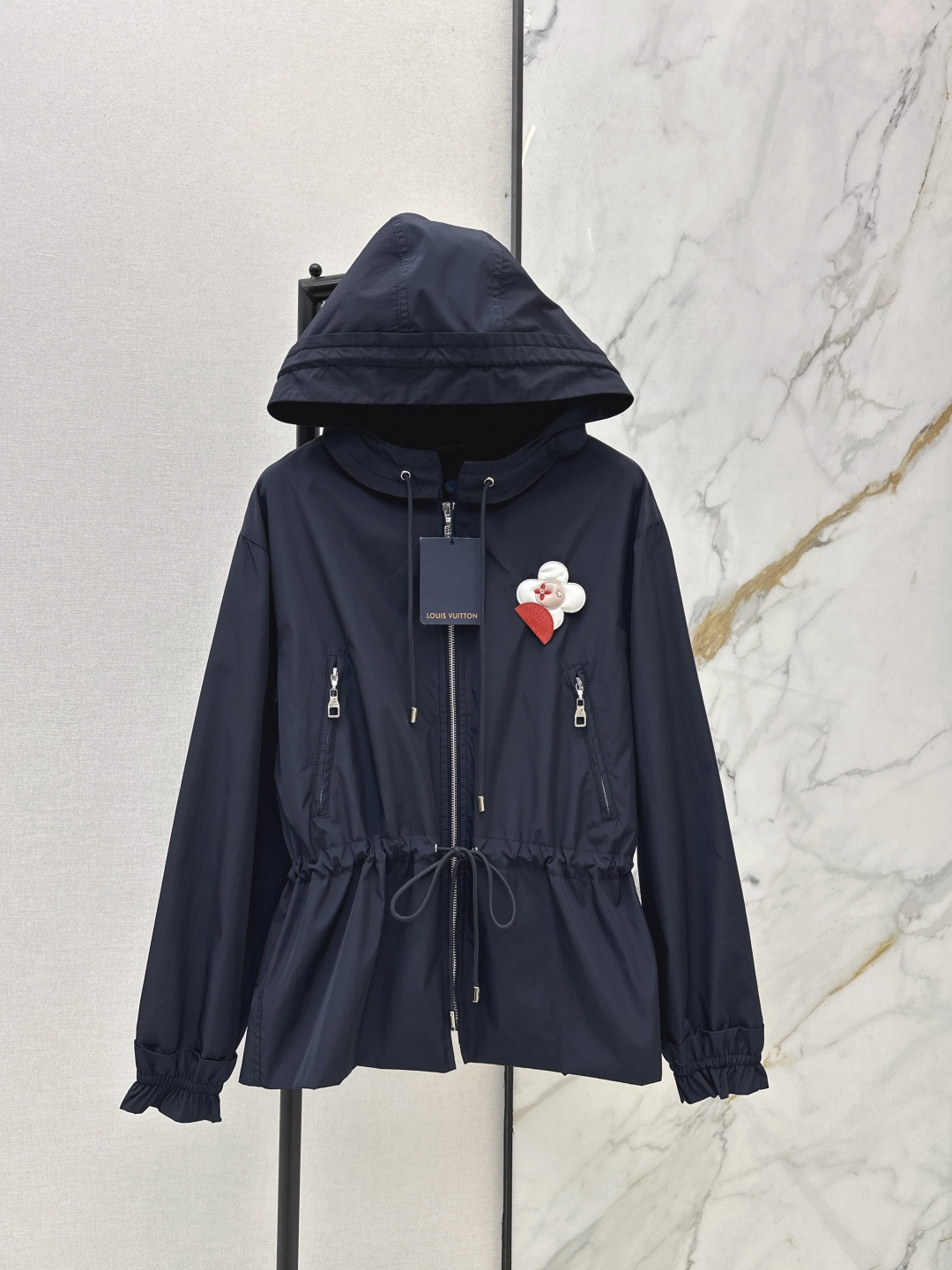 NO:732699,L's 26Ss - the latest flower-decorated hooded waist coat for early spring. Dark blue light fabric with red three-dimensional flower pattern. Full of festive atmosphere. The waist is designed with a waist. It is cool and practical. The hooded silhouette is loose, comfortable and unobtrusive. The elastic design of the cuffs can be easily worn in daily life or festivals in autumn and winter. Inspired by the New Year's red theme. It means good wishes. A must-have fashionable item for sports and leisure. One color ready for sale smlxl,, louis  vuitton,jackets & coats,hats,19860909L家 26Ss————早春最新款花朵装饰连帽收腰外套 深蓝色轻薄面料 搭配红色立体花朵图案 节日氛围感满满 腰间采用收腰设计 潮酷又实穿 连帽廓形剪裁 宽松舒适不挑人 袖口松紧设计 秋冬日常或节日都能轻松驾驭 灵感源自新年红火主题 寓意美好祝福 运动休闲必备时髦单品 一色现货发售smlxl,,louis vuitton,jackets & coats,hats,,Women's clothing