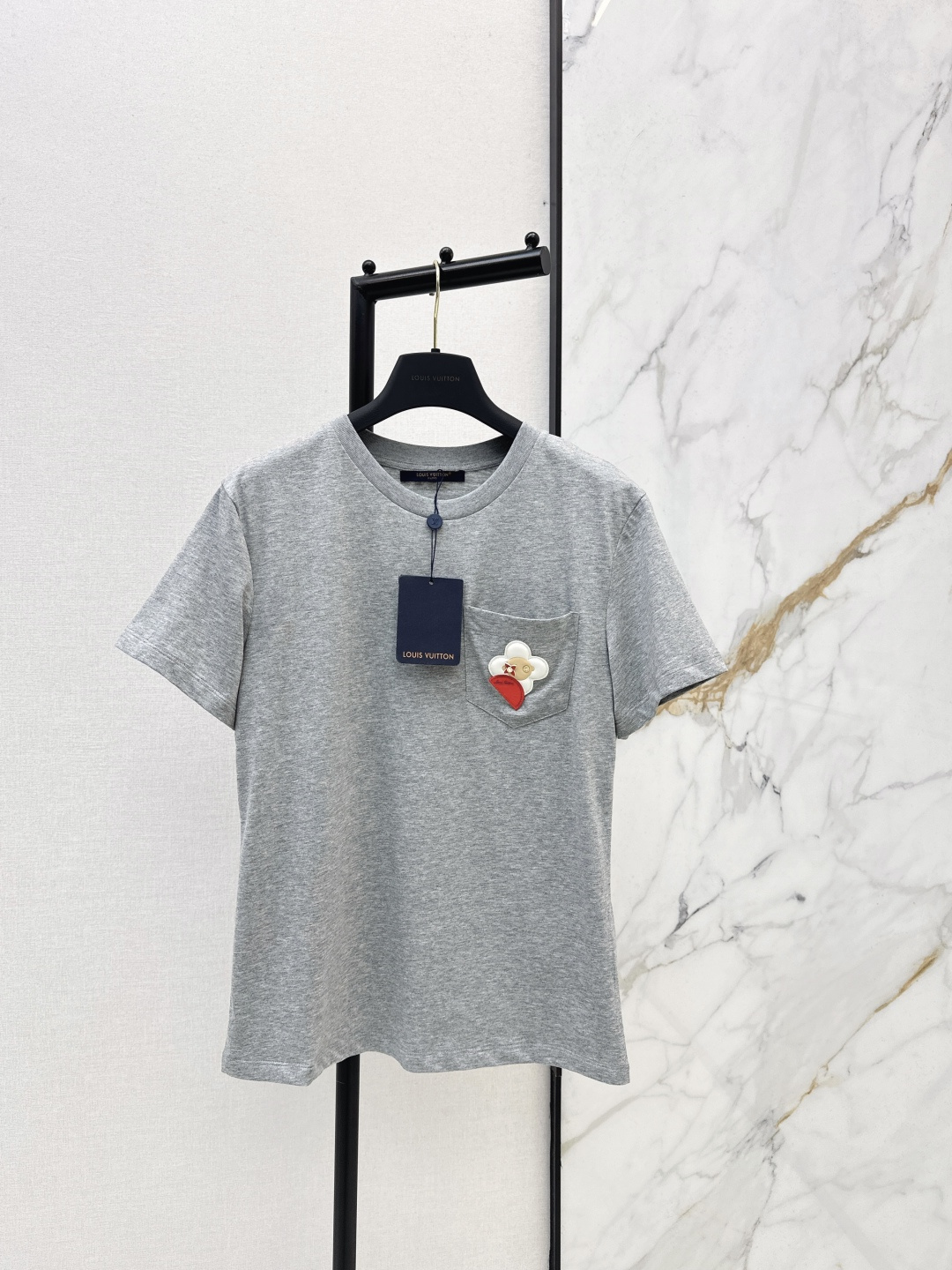 NO:732693,Ljia 26Ss——Early spring’s latest short-sleeved T-shirt with cartoon pattern pocket decoration, gray short-sleeved T-shirt, small chest pocket + cartoon pattern, simple and interesting!  100% pure cotton material, soft and breathable, super comfortable to wear in spring and summer ~ loose round neck design, easy to control for daily leisure, home, and outings. The cartoon elements are very recognizable. It goes well with jeans or casual pants, and you can easily get a sense of fashion. Available in stock in one color, sml, louis vuitton, jeans, T-shirt, tees, t-shirt,19860909L家 26Ss————早春最新款卡通图案口袋装饰短袖T恤 灰色短袖T恤 胸前小口袋+卡通图案 简约又有趣！百分百纯棉材质 柔软透气 春夏穿超舒服~宽松圆领设计 日常休闲、居家、外出都能轻松驾驭 卡通元素超有辨识度 随便搭配牛仔裤或休闲裤都很OK 轻松get时尚感 一色现货发售sml,,louis vuitton,jeans,T-shirt,tees，t-shirt,,Women's clothing