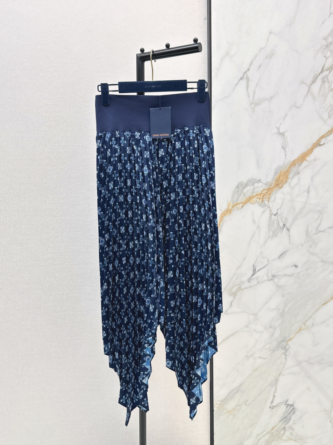 NO:732667,L's 26Ss - the latest dark blue retro pattern printed irregular skirt for early spring. It is made of lightweight fabric. Accordion pleat design + irregular skirt. It has a sense of elegance when walking. High waist tailoring to modify the waistline. The retro floral print pattern is super artistic. It can be easily worn in daily or formal occasions. Pair it with a simple top or accessories of the same brand. It is elegant and individual. It is easy to get a high-end look. One color ready for sale sml,, louis vuitton, skirts,19860909L家 26Ss————早春最新款深蓝色复古花纹印花不规则半身裙 采用轻盈面料 风琴褶设计+不规则裙摆 走路自带飘逸感 高腰剪裁修饰腰线 复古花纹印花图案超有艺术气息 日常或正式场合都能轻松驾驭 搭配简约上衣或同品牌配饰 优雅又有个性 轻松get高级感穿搭 一色现货发售sml,,louis vuitton,skirts,,Women's clothing