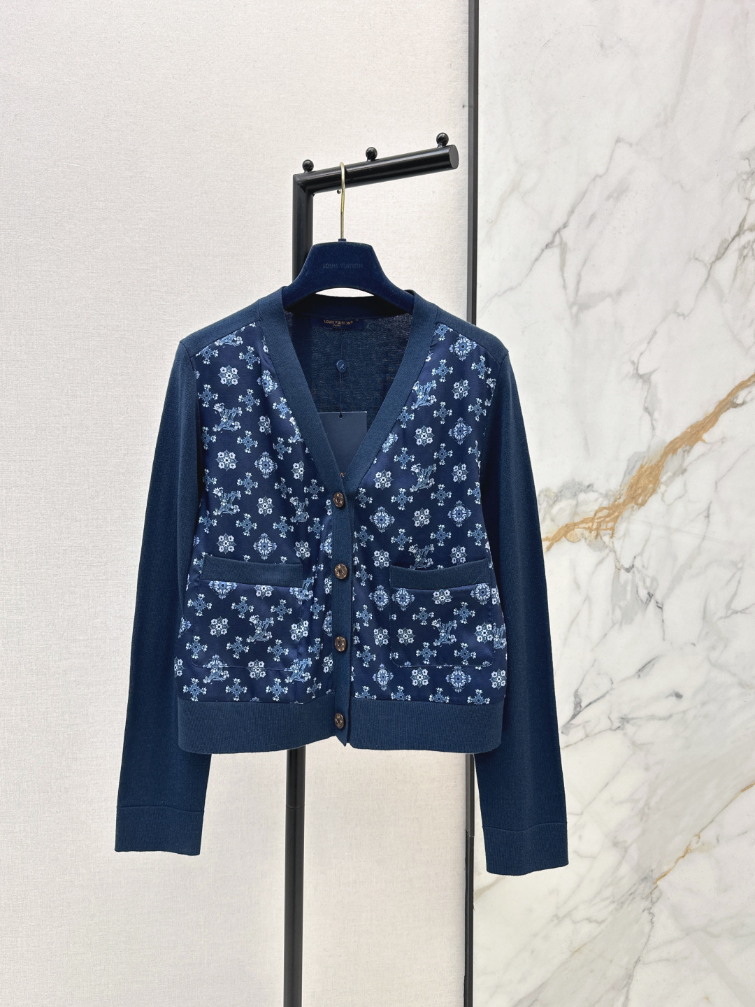 NO:732660,L's 26Ss - the latest floral print splicing knitted sweater for early spring. Floral elements and casual styles collide to create a unique charm. Spliced ​​with high-quality knitted fabrics, it is soft and comfortable. It can be easily used in daily life or light luxury occasions. The short design shows off the body proportions. Pair it with high-waisted pants/skirts for a full sense of fashion!  The loose fit hides the flesh without being picky. It can be worn casually and exquisitely in daily life. The retro pattern is unique and chic. Available in one color. smlxl, louis vuitton, skirts, sweaters,19860909L家 26Ss————早春最新款碎花印花拼接针织毛衣 碎花元素与休闲版型碰撞出独特韵味 拼接高品质针织面料 柔软舒适 日常或轻奢场合都能轻松驾驭 短款设计超显身材比例 搭配高腰裤/裙 时髦感拉满！宽松版型藏肉不挑人 日常搭出随性精致范 复古花纹独特别致 一色现货发售smlxl,,louis vuitton,skirts,sweaters,,Women's clothing