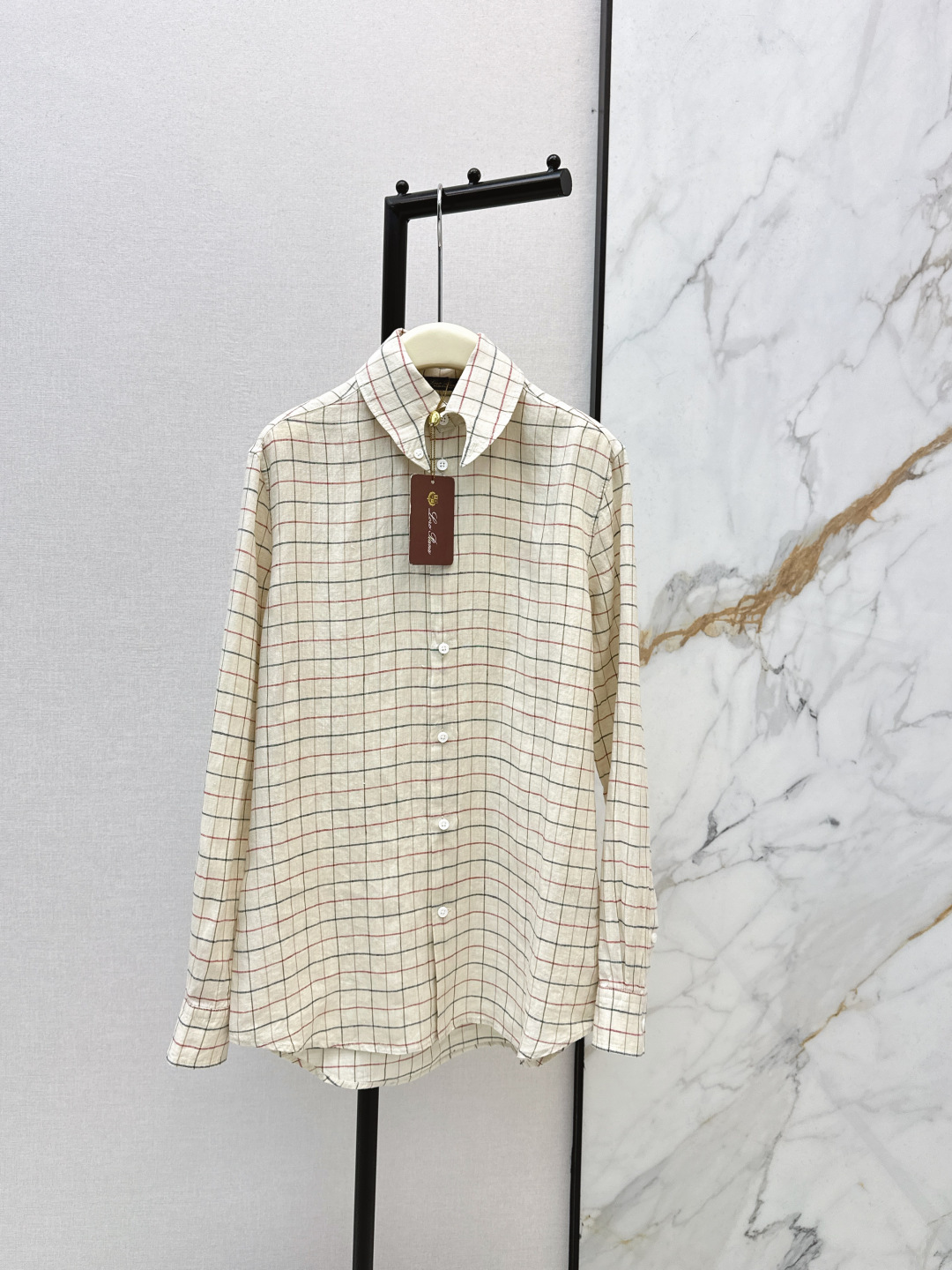 NO:732656,350L 26Ss————The latest linen-dyed plaid swallowtail collar shirt for early spring is a good choice for work and daily use. Natural linen fiber has its own breathable texture. The warm beige plaid pattern is embellished with red and green fine lines. It is low-key and hides exquisite details. The iconic swallowtail collar design is neat and stylish. Wear it alone to show relaxation and elegance. Layer it with a vest or knitted cardigan to add a sense of layering. Easily adapt to the changeable weather in early spring. Inject a sense of luxury into commuting wear.  One color ready for sale sml,,loro piana,shirts,19860909350L 26Ss———早春最新款亚麻色织格子燕尾领衬衫是职场与日常的质感之选 天然亚麻纤维自带透气肌理 温润米底色织格纹融入红绿细线条点缀 低调中暗藏精致细节 标志性燕尾领设计利落有型 单穿尽显松弛优雅 叠穿马甲或针织开衫更添层次感 轻松适配早春多变天气 为通勤穿搭注入高级感 一色现货发售sml,,loro piana,shirts,,Women's clothing