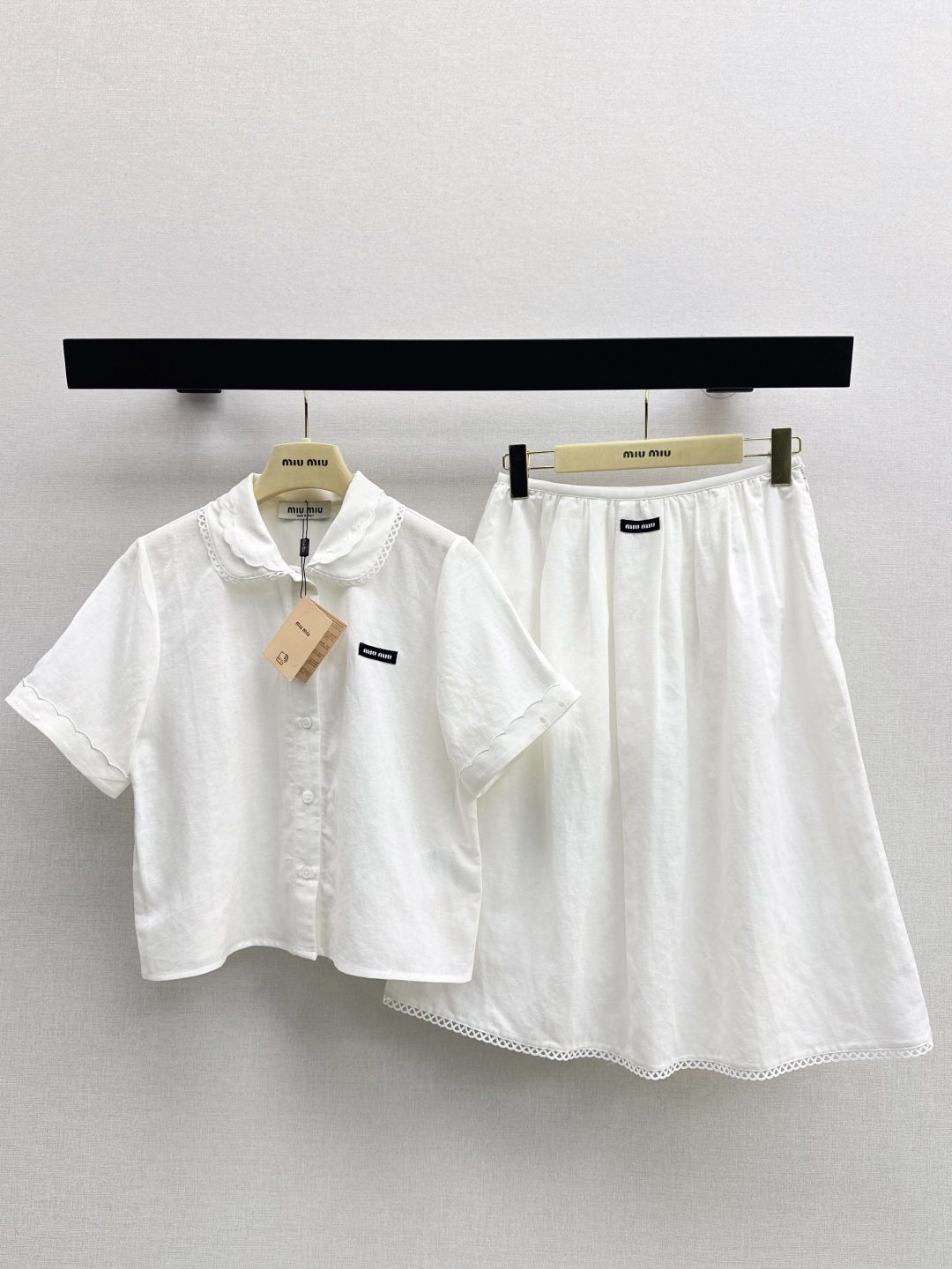 NO:732640,Recommended hot item Miu 26Ss————The latest age-reducing spring and summer suit small logo short shirt + skirt. It looks so good in real life. It shows temperament. The classic short cut. One set shows the proportion of long legs. Casual and lazy. Tencel linen blended fabric. Light and breathable. Small logo badge decoration details are online. One set. Three colors available for sale sml,, miumiu, skirts, shirts,19860909爆单款推荐 Miu 26Ss————春夏最新款减龄套装小logo短款衬衫 +半裙 实物太好看了 很显气质 经典短款的剪裁 一套搭配显长腿比例 随意慵懒 天丝亚麻混纺面料 轻薄透气性很好 小logo徽章装饰细节感在线 一套出 三色现货发售sml,,miumiu,skirts,shirts,,Women's clothing