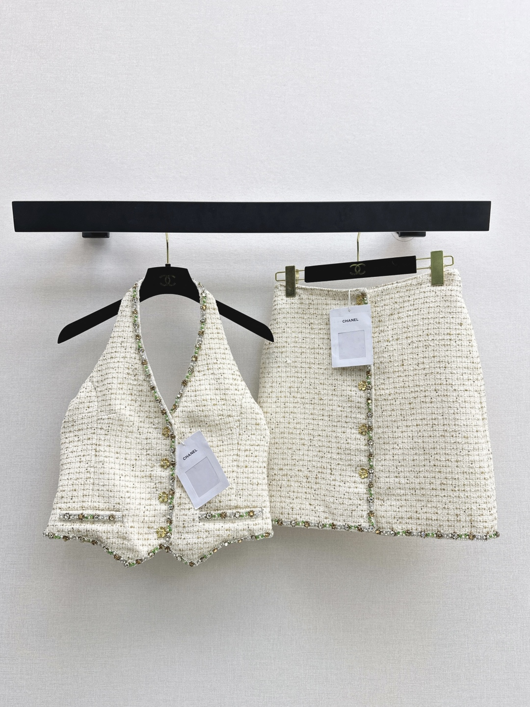 NO:732662,The same style as the catwalk, C Home 26Ss - the latest style in early spring, gold tweed studded diamond-trimmed halter neck vest + single-breasted skirt. The fine pearl glitter under the light is high-end but not exaggerated. Heavy hand-made beading technology. The woven texture is tight and soft. The V-neck H version design outlines the delicate collarbone and shoulder and neck lines. Sweet and cool lady style~ Developed in one color. Ready for sale sml  vest,,chanel,skirts,19860909走秀同款 C家 26Ss————早春最新款金粗花呢钉钻镶边挂脖马甲+单排扣半裙 光线下细闪的珠光高级又不浮夸 重磅手工钉珠工艺 编织的纹路紧实软糯 V领H版型设计勾勒出精致锁骨和肩颈线条 甜酷交织的名媛范儿～ 一色分开发 现货发售sml 马甲,,chanel,skirts,,Women's clothing