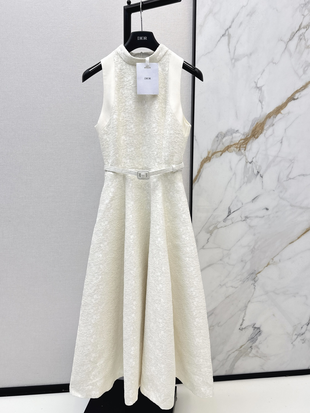 NO:733296,CD 26Ss————Latest embossed jacquard belt dress for spring and summer. Heavy custom embossed jacquard fabric. Three-dimensional jacquard crafts. Dark pattern, low-key luxury. Oversized material. Fabric is crisp and weighty. Four-leaf clover pattern. High waistline tailoring. Comes with original fabric belt to show slender waist. Fusion of Chinese subtlety and Italian gorgeousness. Both retro and modern. Easy to handle high texture in various occasions. Two colors available for sale smlxl,,skirts,19860909CD 26Ss————春夏最新款浮雕提花腰带连衣裙 重工定制浮雕提花面料 立体提花工艺 暗纹低调奢华 超大用料 面料挺括有份量感 四叶草的花纹 高腰线剪裁 配本布腰带 更显腰部纤细 融合中式含蓄与意式华丽 复古与现代感兼具 各种场合轻松拿捏高质感 两色现货发售smlxl,,skirts,,Women's clothing