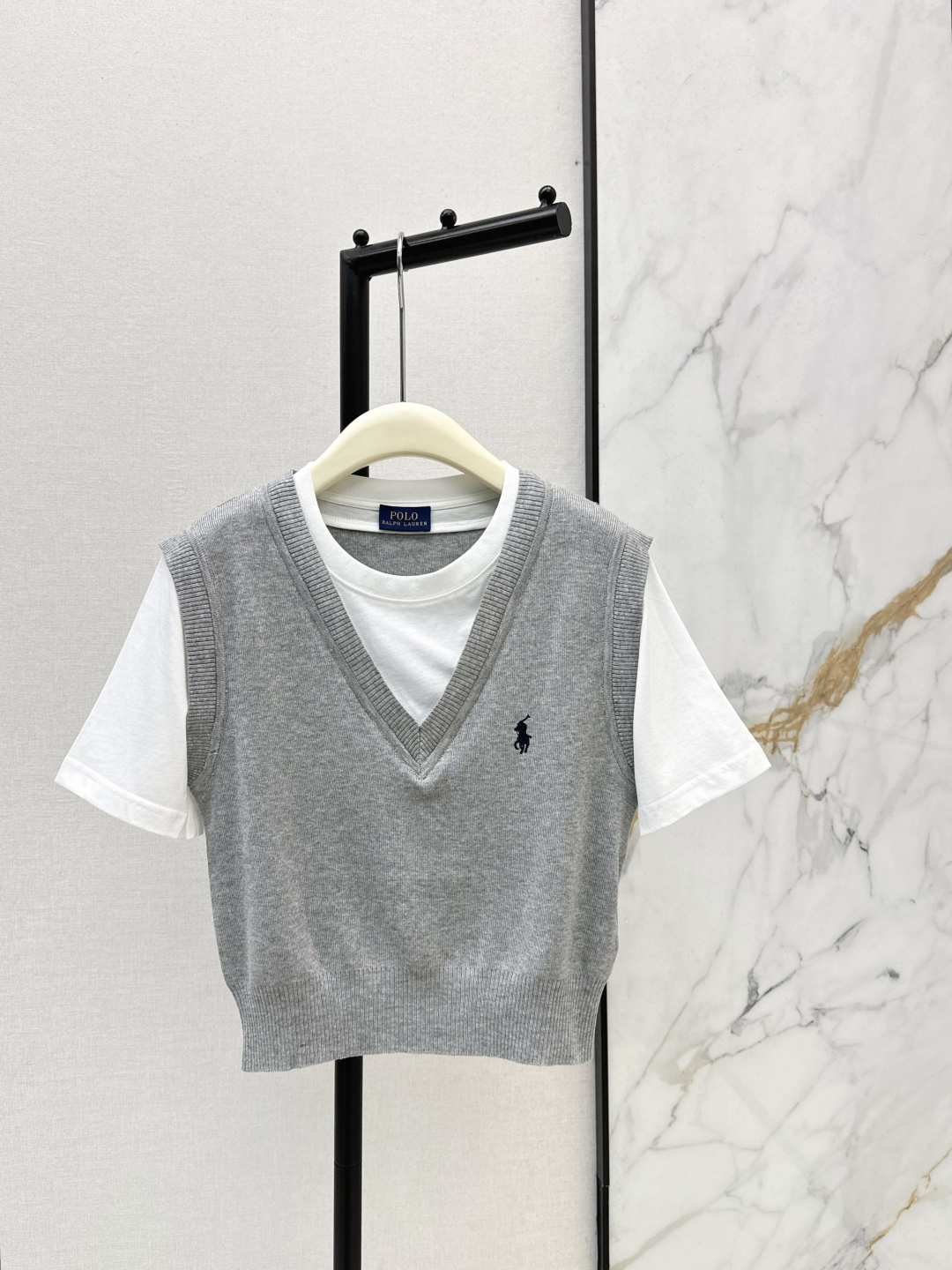 NO:733285,RL 26Ss————The latest Ralph Lauren fake two-piece Tencel vest T-shirt in early spring. Who can refuse such a beautiful and age-reducing college style outfit? Clean and simple white T base layer with a Ralph Lauren vest. The iconic pony embroidery on the chest adds a sense of sophistication. The visual layering is full and easy to grasp the fashion sense. The gentle and fresh colors are very greasy. Full of vitality and vitality. Gentle pink, sweet and gentle, calm gray and low-key atmosphere.  Tencel Lyocell yarn is cool, breathable and perfect for summer wear. Available in three colors, sml, tees, t-shirt,19860909RL 26Ss————早春最新款拉夫劳伦假两件天丝马甲T恤谁能拒绝这样又美又减龄的学院风穿搭 干净简单的白T打底 外搭拉夫劳伦马甲 胸口标志性小马刺绣增添精致感 视觉上的叠穿层次感拉满 轻松拿捏时髦感 温柔清新的色彩很美腻 活力黄元气满满 温柔粉甜美温柔 沉稳灰低调大气 天丝莱赛尔的纱线凉爽透气超适合夏日穿着 三色现货发售sml,,tees，t-shirt,,Women's clothing