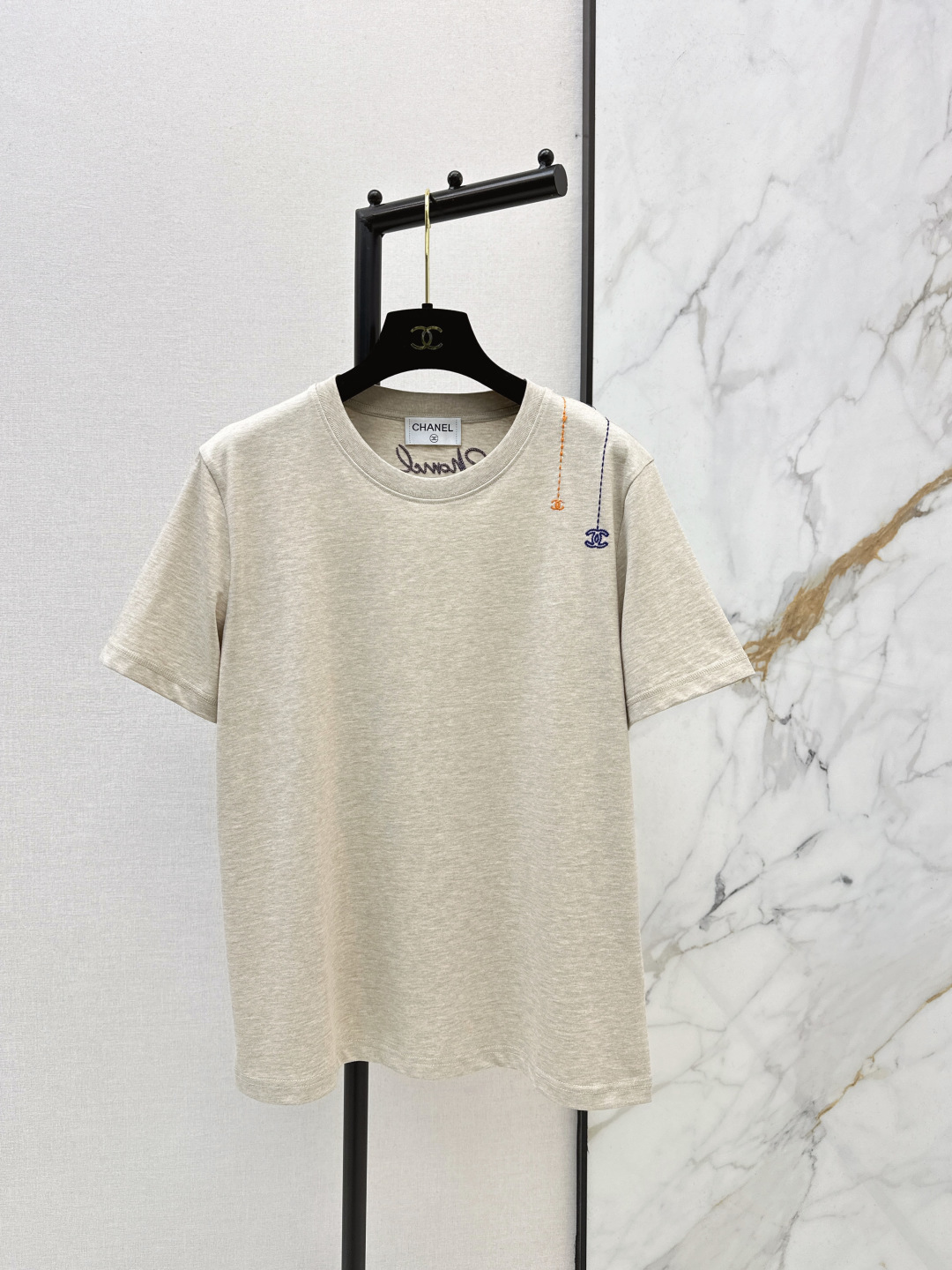 NO:733267,C Home 26Ss————The latest T-shirt with logo and letter pattern printing in early spring. It is very dense and feels super good. It is a really hard-working one. The details are perfect. The regular version is not picky at all. It is simple and generous on the upper body. It instantly enhances the temperament. Two colors are available in stock, sml, chanel, tees, t-shirt,19860909C家 26Ss————早春最新款logo字母图案印花T恤 密度很高手感超好 真的费劲心血的一款 细节完美 常规版型 上身完全不挑人简单大方 瞬间提升气质 两色现货发售sml,,chanel,tees，t-shirt,,Women's clothing