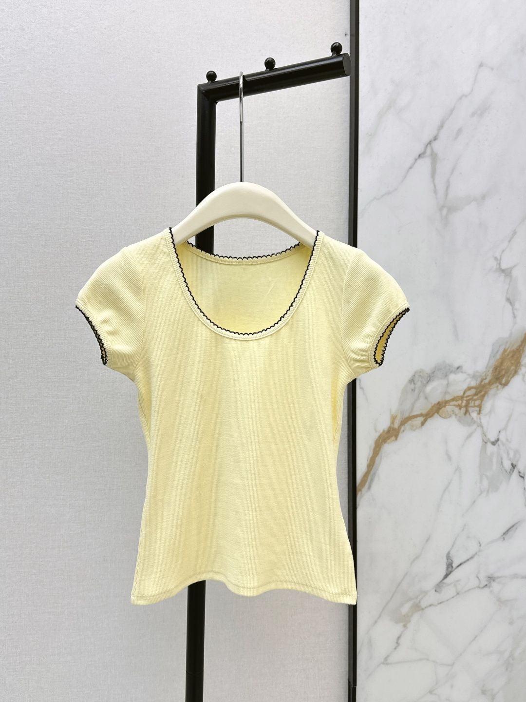 NO:733257,Fashionable design 26Ss————The latest slim-fitting short T-shirt in early spring, low-key and unobtrusive, high-temperature ironing, imported Australian diamonds, shimmering in the light until speechless, small fit, not tight, very slim and flattering, can be worn casually with wide-leg pants or straight-leg pants for a relaxed and fashionable feel. Soft, high-elastic cotton is not easy to deform. Three colors are available for sale now: sml, tees, t-shirt,19860909时髦设计 26Ss————早春最新款撞色边修身小短款T恤低调不张扬的高质 高温烫进口澳钻 在光线下细闪到失语 小版型合身不紧身 非常显瘦显身材 随意搭配阔腿裤或者直筒裤都能穿出松弛时髦感 软乎乎的高弹全棉布不易变形 三色现货发售sml,,tees，t-shirt,,Women's clothing