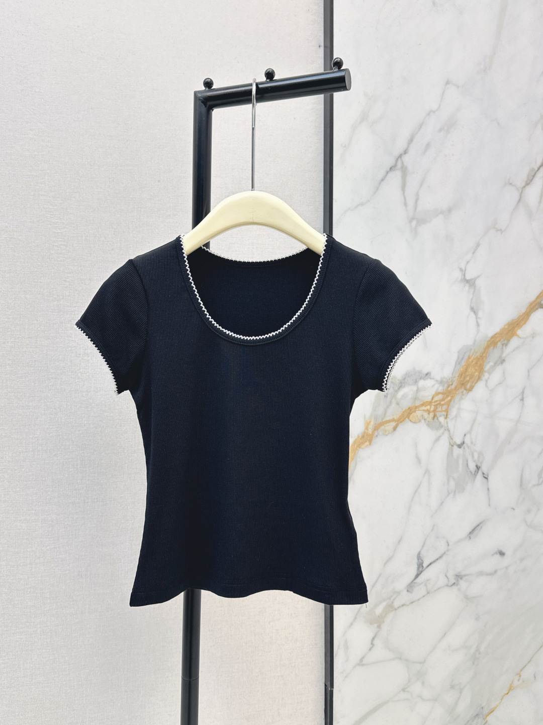 NO:733252,Fashionable design 26Ss————The latest slim-fitting short T-shirt in early spring, low-key and unobtrusive, high-temperature ironing, imported Australian diamonds, shimmering in the light until speechless, small fit, not tight, very slim and flattering, can be worn casually with wide-leg pants or straight-leg pants for a relaxed and fashionable feel. Soft, high-elastic cotton is not easy to deform. Three colors are available for sale now: sml, tees, t-shirt,19860909时髦设计 26Ss————早春最新款撞色边修身小短款T恤低调不张扬的高质 高温烫进口澳钻 在光线下细闪到失语 小版型合身不紧身 非常显瘦显身材 随意搭配阔腿裤或者直筒裤都能穿出松弛时髦感 软乎乎的高弹全棉布不易变形 三色现货发售sml,,tees，t-shirt,,Women's clothing