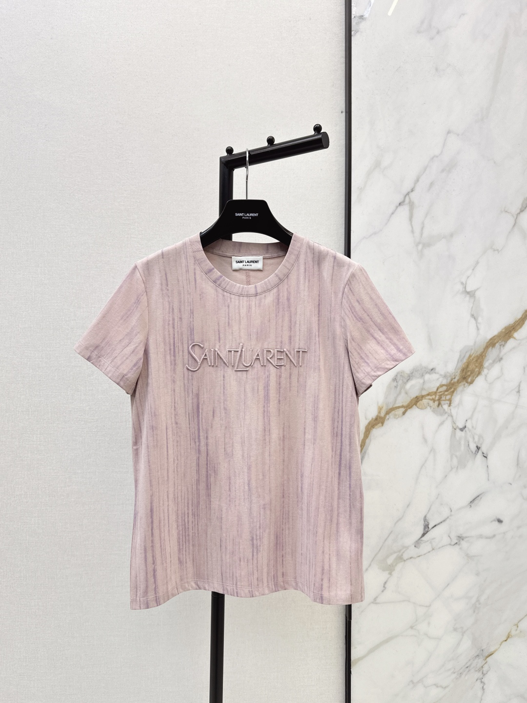 NO:733247,170SL 26Ss————The latest washed T-shirt with logo letter embroidery in early spring. It is very dense and feels super good. It is a really hard-working one. The details are perfect. The regular version. The upper body is not picky at all. It is simple and generous. Instantly enhances the temperament. Three colors are available for sale sml 0,, loro piana, tees, t-shirt,19860909170SL 26Ss————早春最新款logo字母刺绣水洗T恤 密度很高手感超好 真的费劲心血的一款 细节完美 常规版型 上身完全不挑人简单大方 瞬间提升气质 三色现货发售sml 0,,loro piana,tees，t-shirt,,Women's clothing