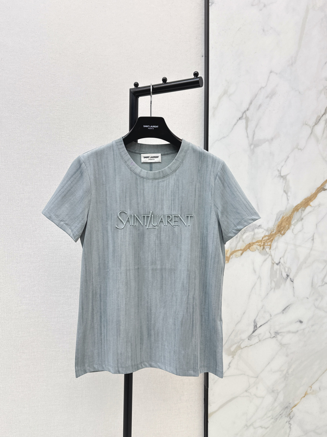 NO:733237,170SL 26Ss————The latest washed T-shirt with logo letter embroidery in early spring. It is very dense and feels super good. It is a really hard-working one. The details are perfect. The regular version. The upper body is not picky at all. It is simple and generous. It instantly enhances the temperament. Three colors are available for sale now: sml, loro piana, tees, t-shirt,19860909170SL 26Ss————早春最新款logo字母刺绣水洗T恤 密度很高手感超好 真的费劲心血的一款 细节完美 常规版型 上身完全不挑人简单大方 瞬间提升气质 三色现货发售sml,,loro piana,tees，t-shirt,,Women's clothing