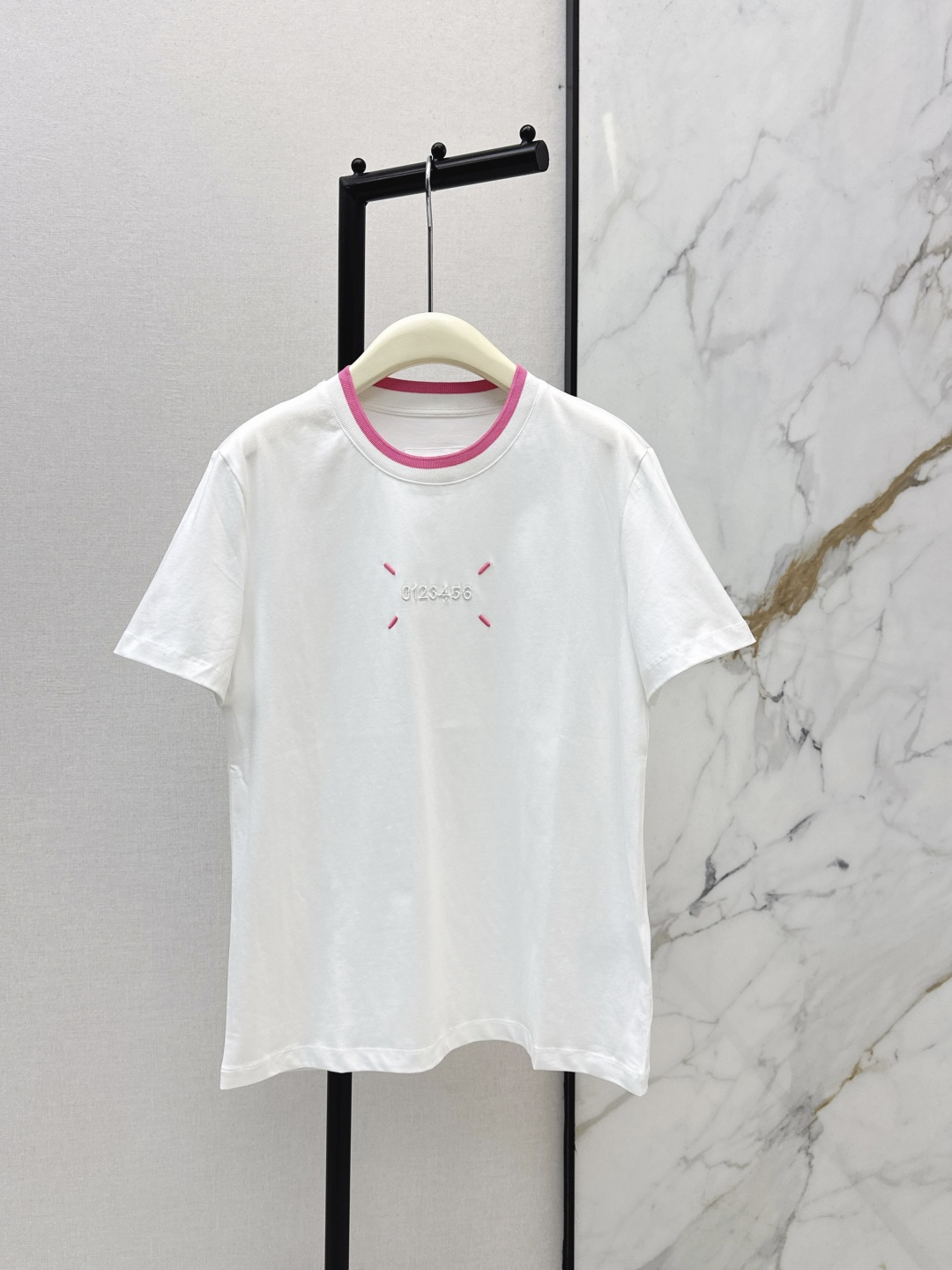 NO:733281,Mm～6 26Ss————The latest round-neck T-shirt with contrasting line decoration in early spring. It is very dense and feels great. It is a really hard-working one. The details are perfect. The regular version is not picky at all. It is simple and generous. It instantly enhances your temperament. Two colors are available for sale now, sml, tees, t-shirt,19860909Mm～6 26Ss————早春最新款撞色线装饰圆领T恤 密度很高手感超好 真的费劲心血的一款 细节完美 常规版型 上身完全不挑人简单大方 瞬间提升气质 两色现货发售sml,,tees，t-shirt,,Women's clothing