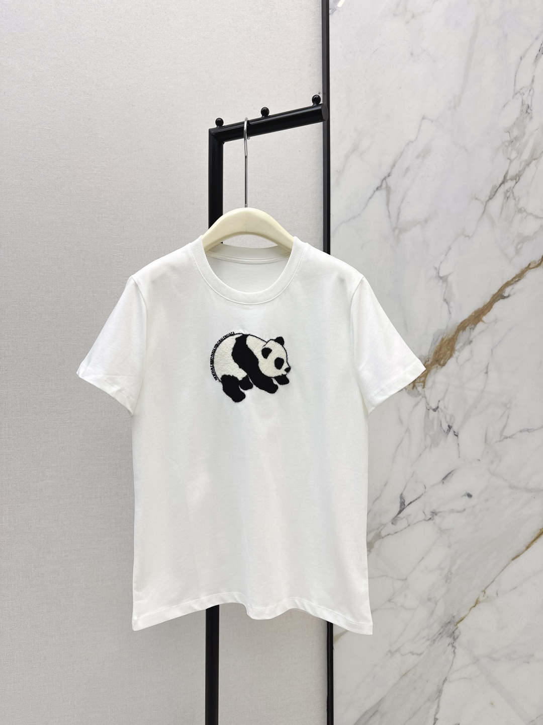 NO:733276,Fashionable design 26Ss————The latest cute and age-reducing bear-decorated T-shirt in early spring. It is very dense and feels super good. It is a really hard-working one. The details are perfect. The regular version. The upper body is not picky at all. It is simple and generous. Instantly enhances the temperament. Three colors are available for sale now, sml, tees, t-shirt,19860909时髦设计 26Ss————早春最新款可爱减龄小熊装饰T恤 密度很高手感超好 真的费劲心血的一款 细节完美 常规版型 上身完全不挑人简单大方 瞬间提升气质 三色现货发售sml,,tees，t-shirt,,Women's clothing