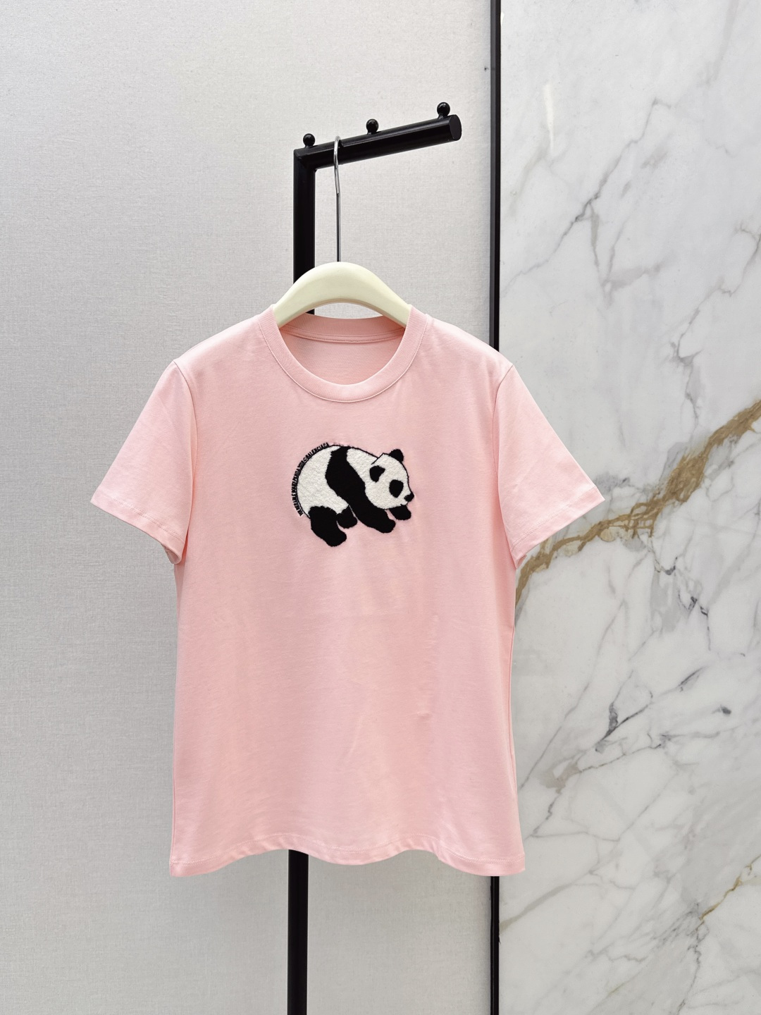 NO:733271,Fashionable design 26Ss————The latest cute and age-reducing bear-decorated T-shirt in early spring. It is very dense and feels super good. It is a really hard-working one. The details are perfect. The regular version. The upper body is not picky at all. It is simple and generous. Instantly enhances the temperament. Three colors are available for sale now, sml, tees, t-shirt,19860909时髦设计 26Ss————早春最新款可爱减龄小熊装饰T恤 密度很高手感超好 真的费劲心血的一款 细节完美 常规版型 上身完全不挑人简单大方 瞬间提升气质 三色现货发售sml,,tees，t-shirt,,Women's clothing