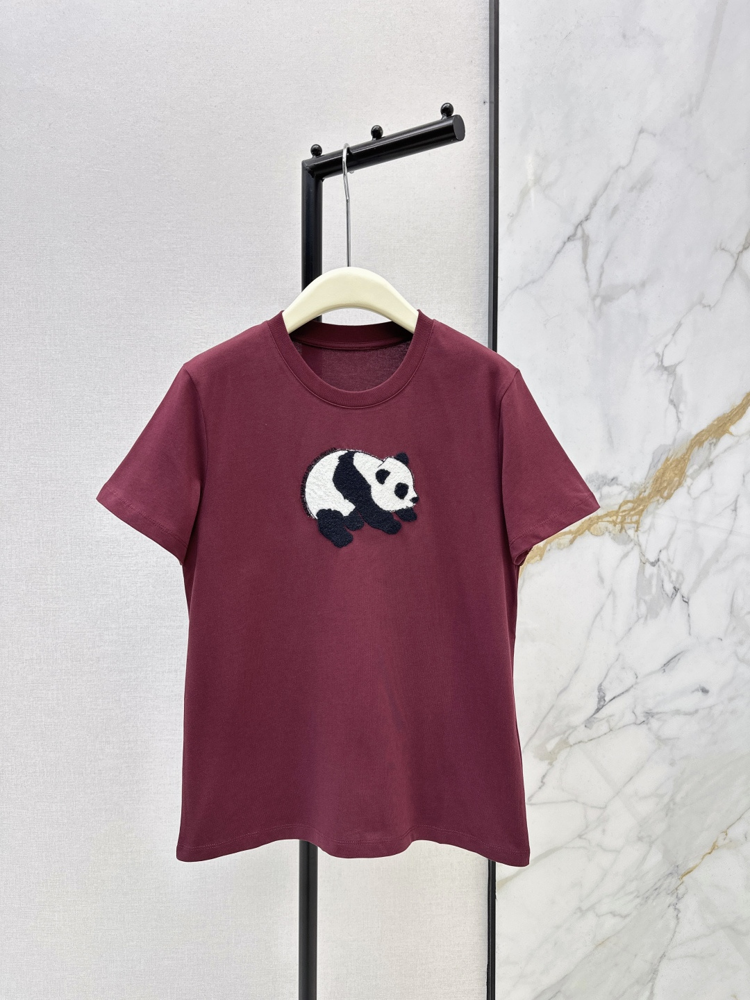 NO:733266,Fashionable design 26Ss————The latest cute and age-reducing bear-decorated T-shirt in early spring. It is very dense and feels super good. It is a really hard-working one. The details are perfect. The regular version. The upper body is not picky at all. It is simple and generous. Instantly enhances the temperament. Three colors ready for sale sml 0,, tees, t-shirt,19860909时髦设计 26Ss————早春最新款可爱减龄小熊装饰T恤 密度很高手感超好 真的费劲心血的一款 细节完美 常规版型 上身完全不挑人简单大方 瞬间提升气质 三色现货发售sml 0,,tees，t-shirt,,Women's clothing