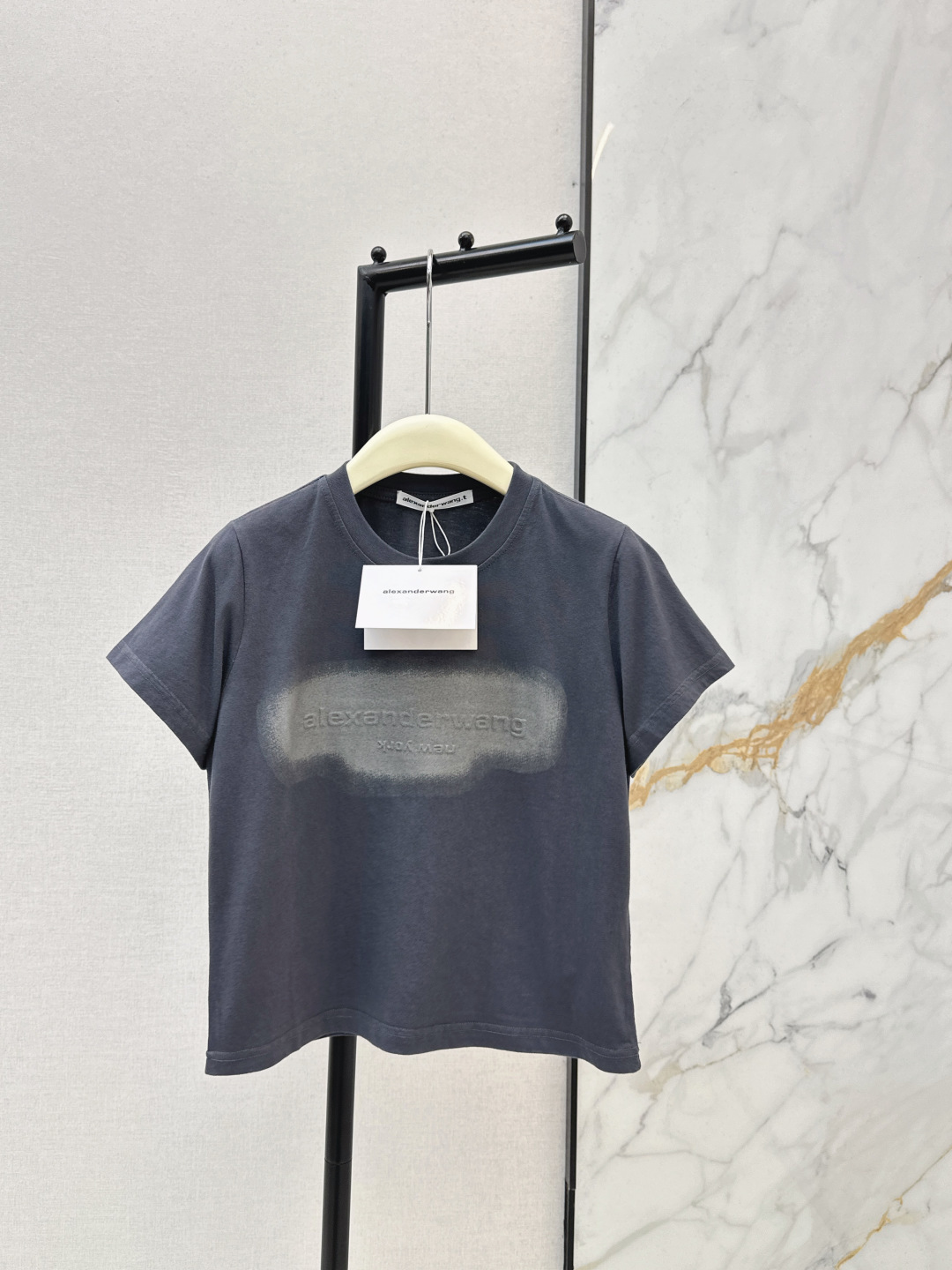 NO:733261,AW 26Ss————The latest slim-fitting short-sleeved T-shirt in early spring, simple round neck design and brand letter pattern on the front, highly recognizable! The cotton fabric is soft and comfortable, versatile and not picky. It can be easily managed in daily casual or street style. It is tailored to fit the body shape and has a perfect sense of fashion. It is a must-have item in the wardrobe of trend lovers. One color ready for sale sml,, T-shirt, tees, t-shirt,19860909AW 26Ss————早春最新款修身小短款短袖T恤简约圆领设计 正面品牌字母图案 辨识度超高!棉质面料柔软舒适 百搭不挑人 日常休闲或街头风都能轻松驾驭 剪裁贴合身形时尚感满分 是潮流爱好者衣橱必备单品 一色现货发售sml,,T-shirt,tees，t-shirt,,Women's clothing