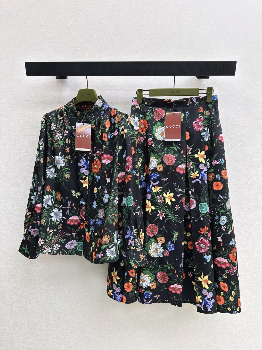 NO:733251,Gu 26Ss - the latest floral silk shirt + pleated skirt for early spring. 100% silk twill. Temperament floating tie. Classic version makes the upper body look slimmer. Elegant, fashionable and high-end tone. Must-have artifact for white and rich beauty. Positioned pattern and pattern, versatile and easy to choose. Developed in one color. Ready for sale. smlxl lining, skirts, shirts, real silk,19860909Gu 26Ss———早春最新款花卉真丝衬衫+压褶半裙 百分百真丝斜纹绸 气质飘带领结经典版型上身巨显瘦 优雅时髦又高级的调调 白富美必备神器 定位花裁版型百搭不挑人 一色分开发 现货发售smlxl 衬,,skirts,shirts,real silk,,Women's clothing