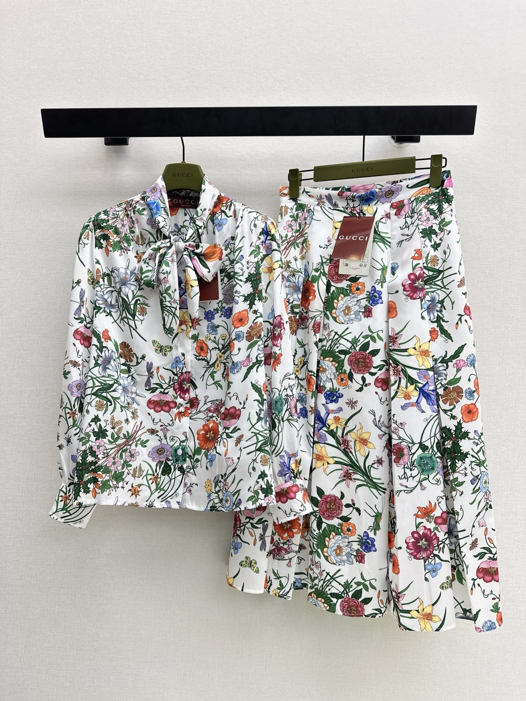 NO:733241,Gu 26Ss - the latest floral silk shirt + pleated skirt for early spring. 100% silk twill. Temperament floating tie. Classic version makes the upper body look slimmer. Elegant, fashionable and high-end tone. Must-have artifact for white and rich beauty. Positioned pattern and pattern, versatile and easy to choose. Developed in one color. Ready for sale. smlxl lining, skirts, shirts, real silk,19860909Gu 26Ss———早春最新款花卉真丝衬衫+压褶半裙 百分百真丝斜纹绸 气质飘带领结经典版型上身巨显瘦 优雅时髦又高级的调调 白富美必备神器 定位花裁版型百搭不挑人 一色分开发 现货发售smlxl 衬,,skirts,shirts,real silk,,Women's clothing