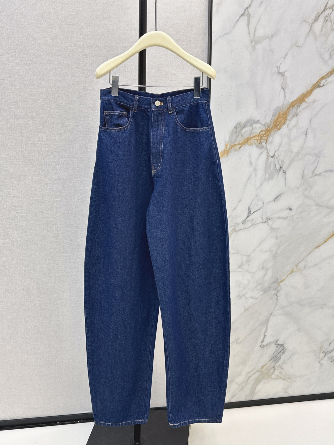 NO:733280,Exclusive model Ala 26Ss - the latest heavy-duty denim suit in early spring, denim jacket + scimitar jeans, nostalgic series, plain denim with distressed effect, high appearance, full range of products, versatile and worry-free, just a very clean feeling, a must-have, really great, washed denim cotton that feels very comfortable, old enzyme wash style, two colors are developed separately, ready for sale sml,,jeans,jackets & coats,jackets & coats,19860909独家款 Ala 26Ss————早春最新款重磅做就牛仔套装牛仔夹克外套+弯刀牛仔裤 怀旧感系列 做旧效果素颜牛仔 高颜值 全系列出品 百搭无烦恼 就是很干净的感觉 人手必备 真的很赞 手感很舒服的洗水牛仔棉 做旧酵洗造型 两色分开发 现货发售sml,,jeans,jackets & coats,jackets & coats,,Women's clothing