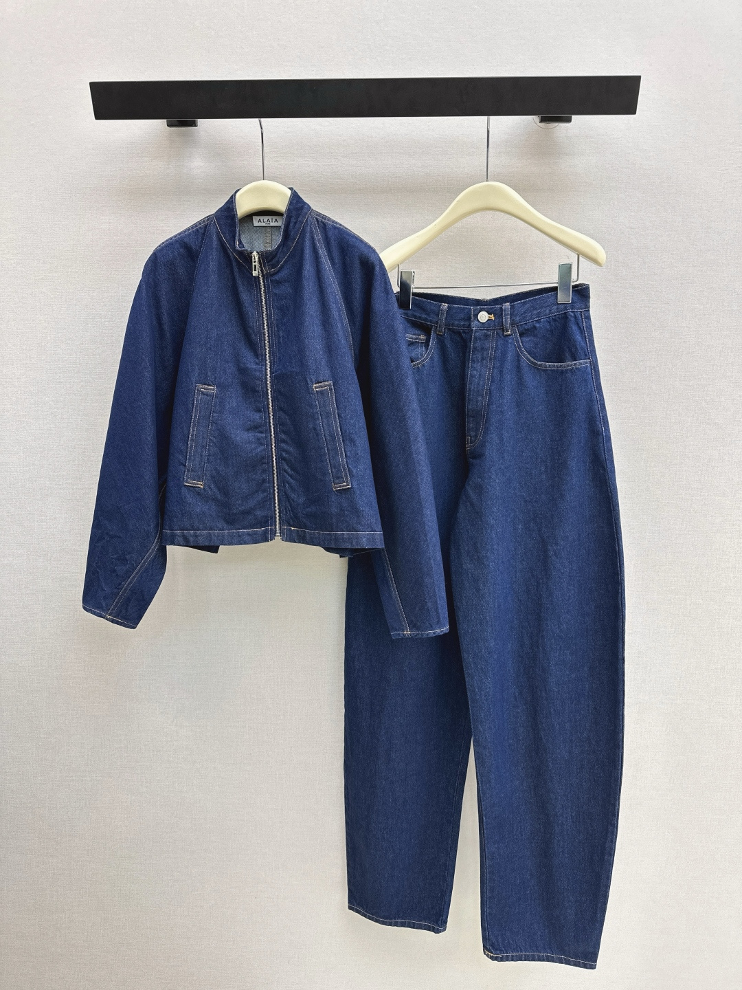 NO:733275,Exclusive style Ala 26Ss - the latest heavy-duty denim suit in early spring, denim jacket + scimitar jeans, nostalgic series, plain denim with distressed effect, high appearance, full range of products, versatile and worry-free, just a very clean feeling, a must-have, really great, washed denim cotton that feels very comfortable, aged enzyme-washed shape, developed in two colors, ready for sale sml,,,jeans,jackets & coats,jackets & coats,19860909独家款 Ala 26Ss————早春最新款重磅做就牛仔套装牛仔夹克外套+弯刀牛仔裤 怀旧感系列 做旧效果素颜牛仔 高颜值 全系列出品 百搭无烦恼 就是很干净的感觉 人手必备 真的很赞 手感很舒服的洗水牛仔棉 做旧酵洗造型 两色分开发 现货发售sml 外,,jeans,jackets & coats,jackets & coats,,Women's clothing