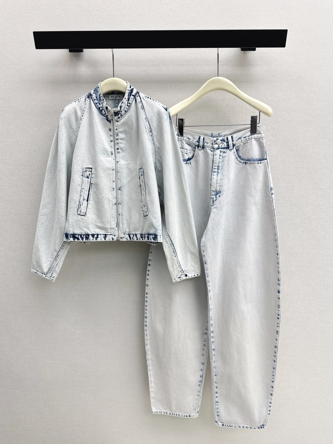 NO:733270,Exclusive model Ala 26Ss - the latest heavy-duty denim suit in early spring, denim jacket + scimitar jeans, nostalgic series, plain denim with distressed effect, high appearance, full range of products, versatile and hassle-free, just a very clean feeling, a must-have, really great, washed denim cotton that feels very comfortable, aged enzyme-washed shape, two colors separated, ready for sale sml jackets, jeans, jackets & coats, jackets & coats,19860909独家款 Ala 26Ss————早春最新款重磅做就牛仔套装牛仔夹克外套+弯刀牛仔裤 怀旧感系列 做旧效果素颜牛仔 高颜值 全系列出品 百搭无烦恼 就是很干净的感觉 人手必备 真的很赞 手感很舒服的洗水牛仔棉 做旧酵洗造型 两色分开发 现货发售sml 外套,,jeans,jackets & coats,jackets & coats,,Women's clothing