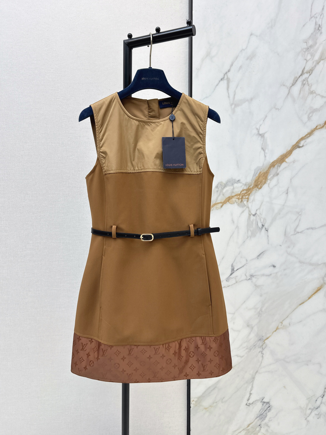 NO:733260,L Family 26Ss————The latest sleeveless vest dress with contrasting material design in early spring. It is classic and stylish. It has its own aura. The texture of the fabric is very nice. It is fashionable and high-end. The color is super positive. The upper body looks white and slim. It has a cool and handsome feeling series. The upper body has a full aura when walking. The length is just right and easy to control. One color ready for sale smlxl, louis vuitton, skirts,19860909L家 26Ss————早春最新款拼接撞料设计无袖背心裙 经典又有型 自带气场 面料质感很奈斯 时髦又高级 颜色超级正 上身显白又显瘦 自带酷帅感的系列 走路都带风上身气场全开 长度恰到好处 轻松驾驭 一色现货发售smlxl,,louis vuitton,skirts,,Women's clothing