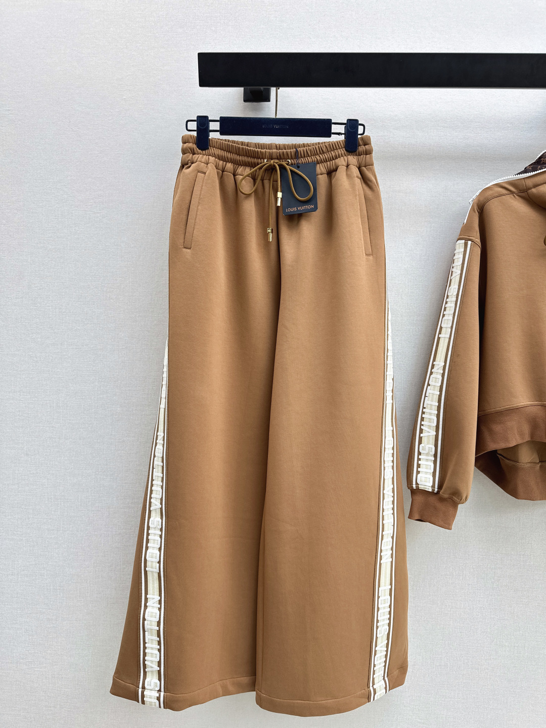 NO:733255,L's 26Ss - the latest casual and fashionable suit for early spring. Casual sweatshirt + elastic waist straight pants. Classic and stylish. It has its own aura. The texture of the fabric is very nice. It is fashionable and high-end. The color is super positive. The upper part of the body is white and slim. It has a cool and handsome series. The upper body has a full aura when walking. The length is just right and easy to control. It is developed in one color and is available for sale now. smlxl,, louis vuitton, hoodie, sweatshirts,19860909L家 26Ss————早春最新款休闲时髦套装 休闲卫衣+松紧腰直筒裤 经典又有型 自带气场 面料质感很奈斯 时髦又高级 颜色超级正 上身显白又显瘦 自带酷帅感的系列 走路都带风 上身气场全开 长度恰到好处 轻松驾驭 一色分开发啊现货发售smlxl,,louis vuitton,hoodie,sweatshirts,,Women's clothing