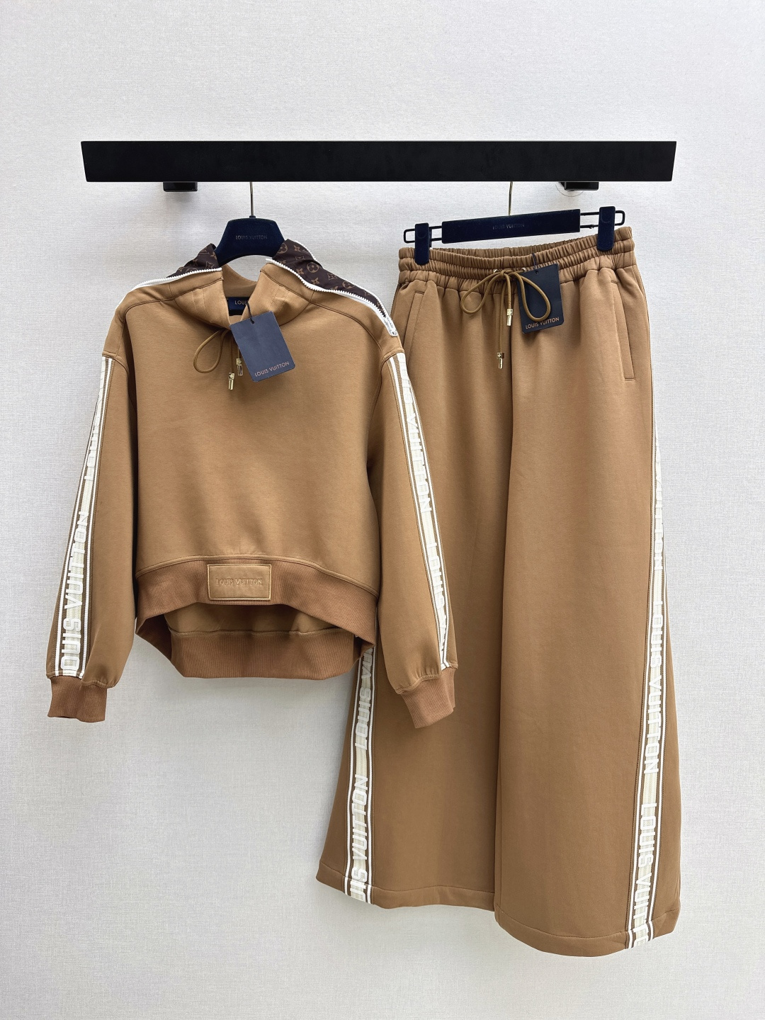 NO:733250,L's 26Ss - the latest casual and fashionable suit for early spring. Casual sweatshirt + elastic waist straight pants. Classic and stylish. It has its own aura. The texture of the fabric is very nice. It is fashionable and high-end. The color is super positive. The upper body is white and slim. It has a cool and handsome series. The upper body has a full aura when walking. The length is just right and easy to control. It is developed in one color and is available for sale on smlxl. Louis vuitton, hoodie, sweatshirts,19860909L家 26Ss————早春最新款休闲时髦套装 休闲卫衣+松紧腰直筒裤 经典又有型 自带气场 面料质感很奈斯 时髦又高级 颜色超级正 上身显白又显瘦 自带酷帅感的系列 走路都带风 上身气场全开 长度恰到好处 轻松驾驭 一色分开发啊现货发售smlxl 上,,louis vuitton,hoodie,sweatshirts,,Women's clothing