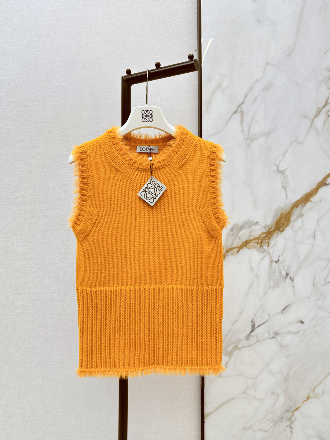 NO:733240,Loe 26Ss————The latest orange-scented sleeveless sweater in early spring comes with a whitening filter. It is full of spirit. It is fluffy and soft, and it is so healing. Custom-spun wool blend. Creamy color. Imported loom vertical pit strip fabric has its own rhythm. Lazy version. Soft girl style is easy to handle. The back neckline has a logo embossed leather label to add recognition. One color ready for sale sml,, loewe, sweaters,19860909Loe 26Ss————早春最新款橘子味无袖毛衣自带显白滤镜 灵气满溢 蓬松软糯也太治愈了 定纺羊毛混纺 奶乎乎的颜色 进口织机竖向坑条织面自带韵律感 慵懒版型 软妹风轻松拿捏 后领口是logo压花皮革标签增添辨识度 一色现货发售sml,,loewe,sweaters,,Women's clothing