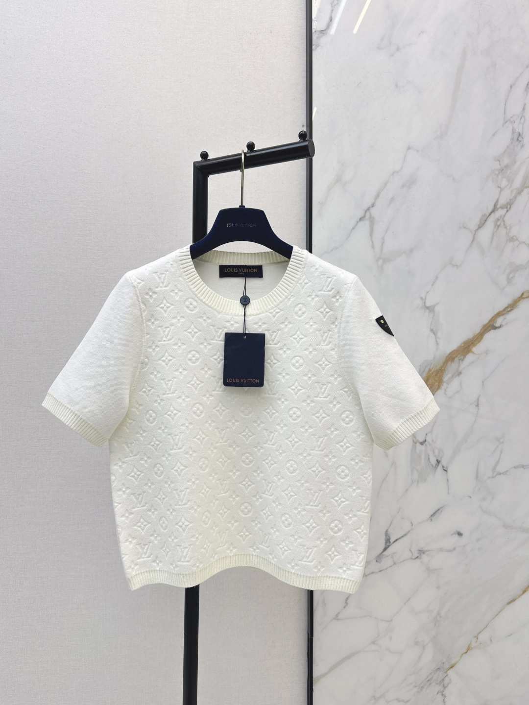 NO:733223,L Family 26Ss————The latest dark pattern presbyopia logo knitted short-sleeves for spring and summer. The latest simple and high-end presbyopia knitted T-shirt. The concave and convex presbyopia texture is visible at a glance. The basic black and white two-color are fashionable when worn alone. Matched wool blended yarn. Custom-dyed black and milky white two-color. Imported machine to create a smooth and delicate plain weave. Front embossed presbyopia logo intarsia. Three-dimensional texture and full craftsmanship details.  Classic and practical round fit. The short length makes you look slimmer and taller. No complicated matching is required. Black makes you look slimmer and white is gentle. You can match it casually to gain a sense of luxury. It’s perfect when worn alone as a base. Two colors are available for sale now: sml, louis vuitton, T-shirt, tees, t-shirt,19860909L家 26Ss————春夏最新款暗纹老花logo针织短袖 最新简单又高级的老花针织T恤 凹凸老花肌理一眼可见的高级感 基础黑白双色单穿内搭都时髦 对版定纺羊毛混纺纱线 定染的黑色和奶白双色 进口机打造平整细腻平纹织面 正面浮雕感老花logo嵌花 立体肌理饱满工艺细节拉满 经典实用圆版合身版型 小短款衣长显瘦显身高 完全不需要多复杂的搭配 黑色显瘦白色温柔 随意搭配轻松收获高级感 单穿打底都完美 两色现货发售sml,,louis vuitton,T-shirt,tees，t-shirt,,Women's clothing