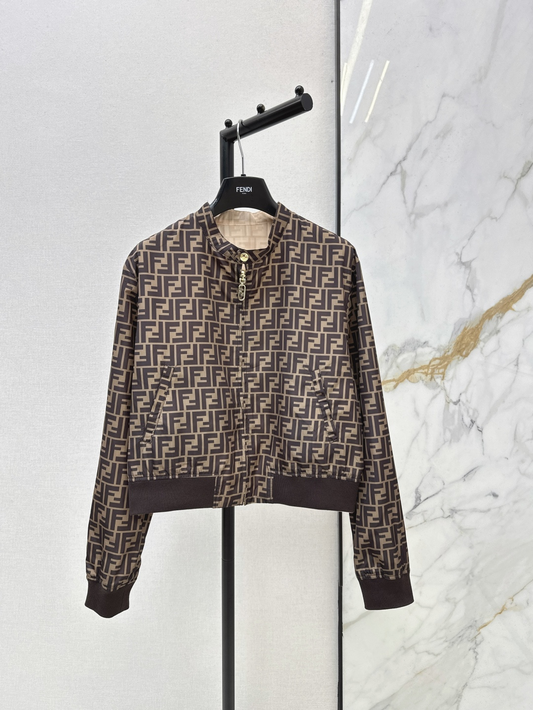 NO:733981,FD 26Ss - the latest reversible jacket in early spring. Classic color FF presbyopia with baseball jacket style. The upper body is handsome and fashionable. Customized hardware accessories from the mold. High-end series. Very high-end imported high-density texture. The upper body is very sassy. One color ready for sale sml,,jackets & coats,jackets & coats,19860909FD 26Ss———早春最新款双面可穿夹克外套 经典彩色FF老花的搭配棒球服夹克版型 上身帅气又时髦有型 开模定制的五金配件 高级系列款 非常高级的进口高密度质地 上身非常飒 一色现货发售sml,,jackets & coats,jackets & coats,,Women's clothing