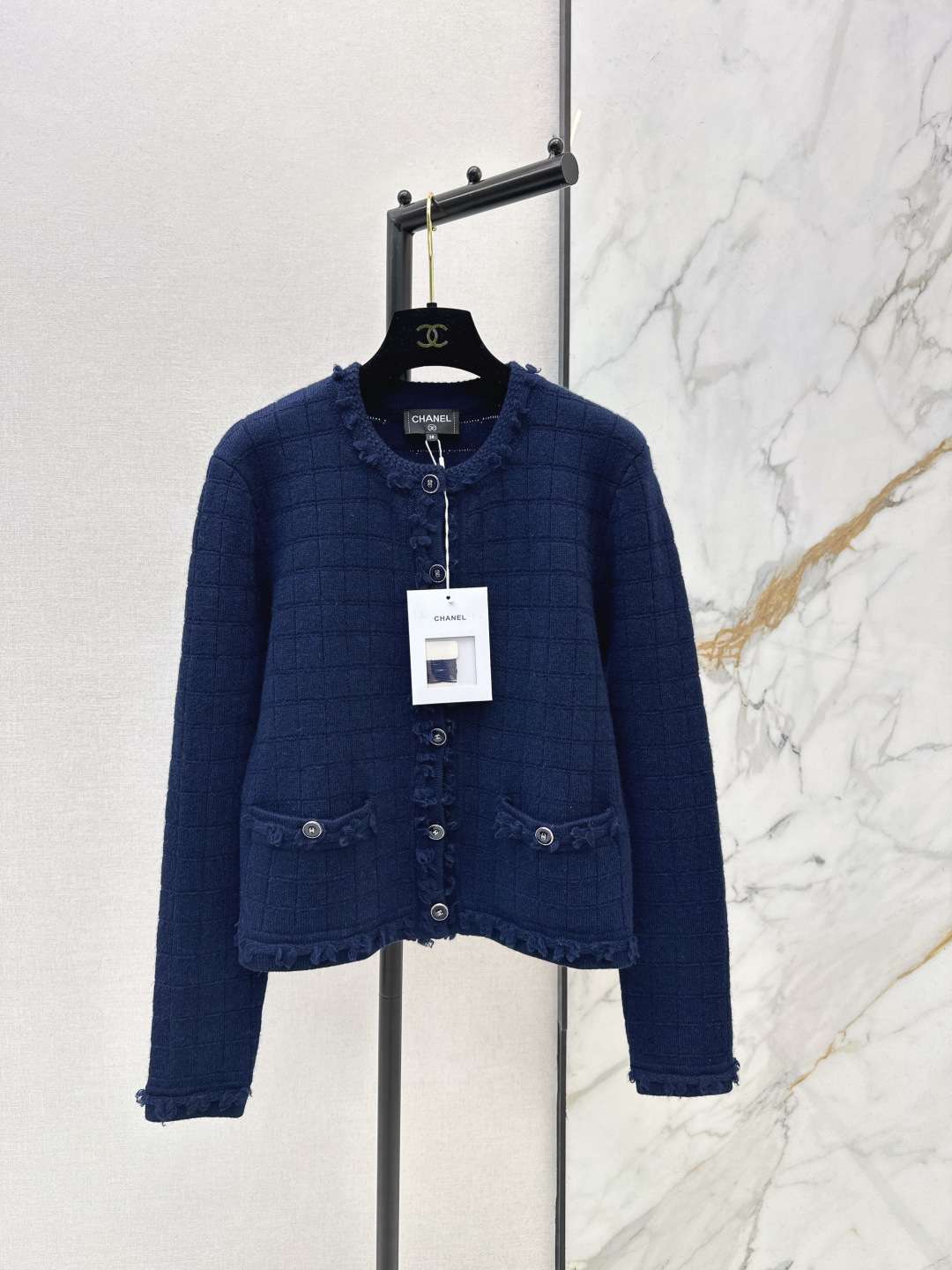 NO:734012,C Home 26Ss————The latest round-neck knitted cardigan in early spring is made of custom-made imported cashmere knitted material. It is of high quality, comfortable and soft. The collar extends to the hem and the cuffs are designed with broken wool tassels. It is made with square knitting technology that outlines horizontal and vertical lines to add layering to the look. Customized buttons on the front to adjust the placket. Round-neck knitted cardigan tailoring. Fashionable and relaxed for daily commuting!  With exquisite dust bag, three colors ready for sale sml,,chanel,19860909C家 26Ss————早春最新款圆领针织开衫定制进口羊绒针织材质 质感上乘 舒适柔软 领边延伸至下摆与袖口沿用碎毛流苏设计 增添采用横竖勾勒出方格针织工艺制作 增添造型层次感 前襟定制纽扣调节开襟 圆领针织开衫剪裁 日常通勤时髦松弛！配精致防尘袋 三色现货发售sml,,chanel,,Women's clothing