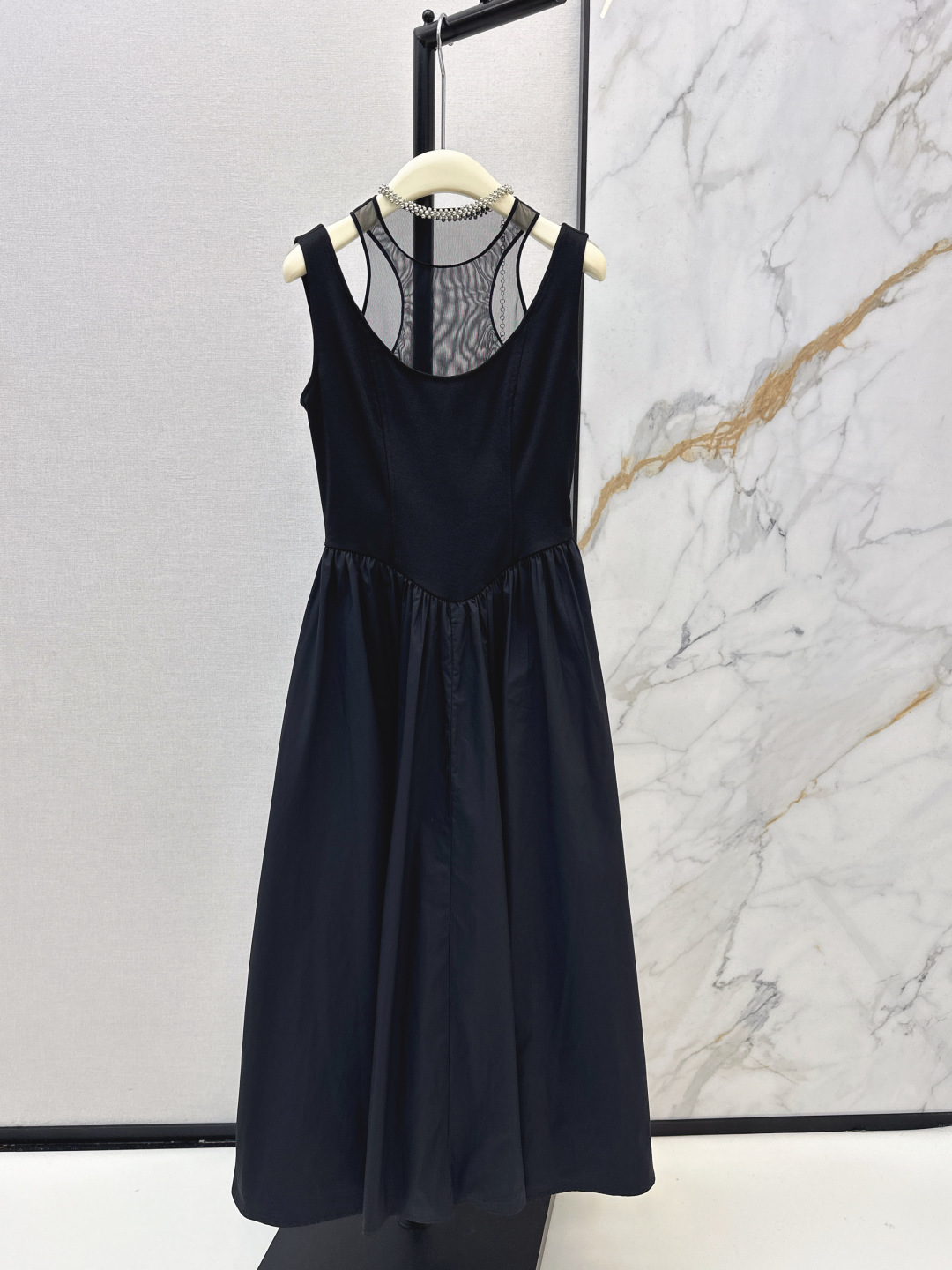 NO:733996,Fashionable design 26Ss————The latest black Hepburn-style fake two-piece dress in early spring. The mesh splicing and rhinestone decoration at the neckline are the finishing touch, which enhances the overall gorgeousness. At the same time, the backless design adds a sexy atmosphere. The high-end sense that overflows the screen is elegant and stylish. The version is very positive, making you taller and slimmer. The slim cut makes the whole skirt look good. One color ready for sale sml,,skirts,19860909时髦设计 26Ss————早春最新款黑色赫本风假两件礼服连衣裙 领口处的网纱拼接与水钻装饰是点睛之笔 提升了整体的华丽感 同时露背设计增添了性感氛围 溢出屏幕的高级感优雅有型 版型很正显高显瘦 修身剪裁整个裙型很好看 一色现货发售sml,,skirts,,Women's clothing