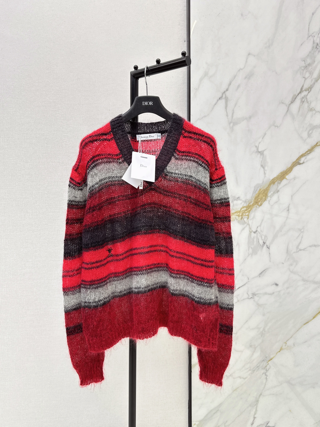 NO:734428,Dilireba's same CD 26Ss - the latest V-neck red and black striped mohair sweater in early spring, made of heavy mohair + wool. The color scheme is absolutely eye-catching. The super velvet feel is enjoyable. The color matching design is not low-key at all. The color of the yarn needs to be dyed. Seamlessly intertwined black, red and gray stripes. It is very heavy-duty and can easily break the dull feeling in winter. The V-neck is lazy and loose and accommodates various body shapes.  It is very delicate and has a relaxed feel. One color ready for sale sml,,sweaters,19860909迪丽热巴同款 CD 26Ss————早春最新款V领红黑条纹马海毛毛衣对版重磅马海+羊毛打造 配色绝对是一眼吸睛 超强绒感手感让人享受 一点都不低调的拼色设计 纱线的颜色都需要定染 无缝衔接交织黑红灰色间色条纹 非常重工,轻而易举的打破冬日的沉闷感 V领慵懒宽松版型包容各种身形 是很精致穿松弛感 一色现货发售sml,,sweaters,,Women's clothing