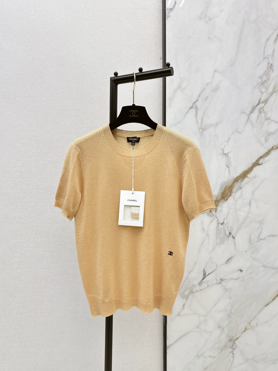 NO:734406,Coco Girl Outfits C Home 26Ss————The latest warm color knitted short-sleeved super soft color lining the mini double C logo for spring and summer. The slightly slim fit is full of elegant texture. The soft and waxy fabric is both comfortable and high-end. Wearing it alone is a ladylike temperament. Pair it with a white skirt to look more relaxed and gentle. A gentle and relaxing formula that unlocks all-season high-end luxury wear~Three colors are on sale now sml,,chanel,skirts,T-shirt,19860909coco女孩穿搭 C家 26Ss————春夏最新款暖色系针织短袖超温柔色系衬着迷你双C标 微修身版型裹满优雅质感 软糯面料兼顾舒适与高级 单穿是气质淑女 搭白色半裙更显松弛温柔 一件解锁全季高奢穿搭的温柔松弛公式～三色现货发售sml,,chanel,skirts,T-shirt,,Women's clothing