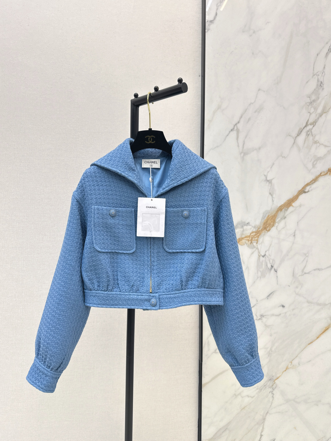 NO:734401,Jing Tian's same style, C's 26Ss - the latest style of small fragrant woven jacket in early spring. Beautiful high-end sequined woven fabric. Really beautiful. The three-dimensional texture is full of exquisiteness. The upper body has a noble temperament. The customized 3D three-dimensional tailoring version is very slim. It is very practical and looks good. French socialite style is elegant and high-end. A must-have for rich families. Two colors are available in stock. sml,, chanel, jackets & coats,19860909景甜同款 C家 26Ss———早春最新款小香风编织外套绝美高级亮片编织面料实物超美 立体肌理感精致感满满 上身自带一种高贵气质 定制3D立体剪裁版型巨显瘦 实穿度高颜值也更高 法式名媛风优雅又高级 富家千金必备 两色现货发售sml,,chanel,jackets & coats,,Women's clothing