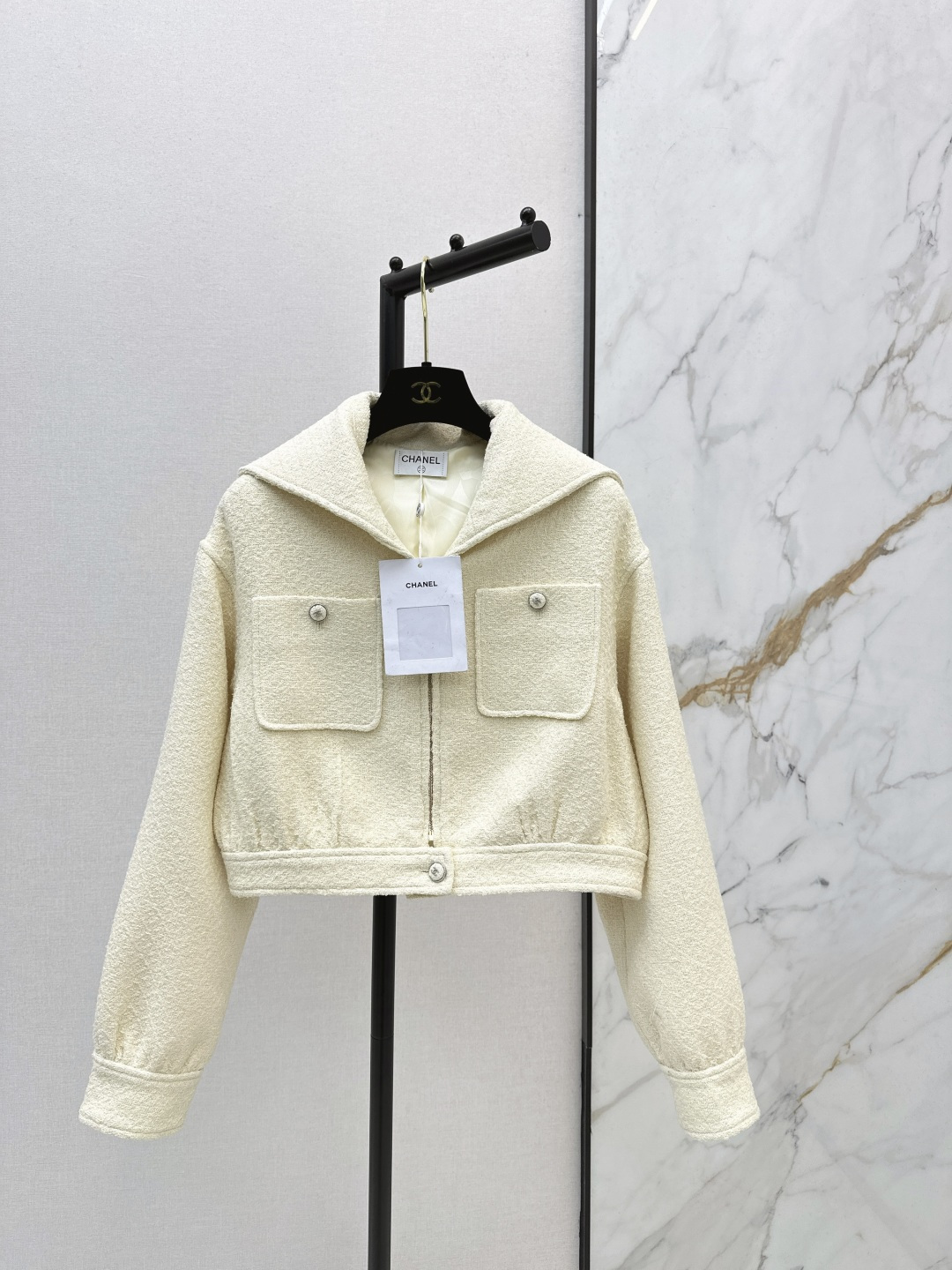 NO:734396,Jing Tian's same style, C's 26Ss - the latest style of small fragrant woven jacket in early spring. Beautiful high-end sequined woven fabric. Really beautiful. The three-dimensional texture is full of exquisiteness. The upper body has a noble temperament. The customized 3D three-dimensional tailoring version is very slim. It is very practical and looks good. French socialite style is elegant and high-end. A must-have for rich families. Two colors are available in stock. sml,, chanel, jackets & coats,19860909景甜同款 C家 26Ss———早春最新款小香风编织外套绝美高级亮片编织面料实物超美 立体肌理感精致感满满 上身自带一种高贵气质 定制3D立体剪裁版型巨显瘦 实穿度高颜值也更高 法式名媛风优雅又高级 富家千金必备 两色现货发售sml,,chanel,jackets & coats,,Women's clothing