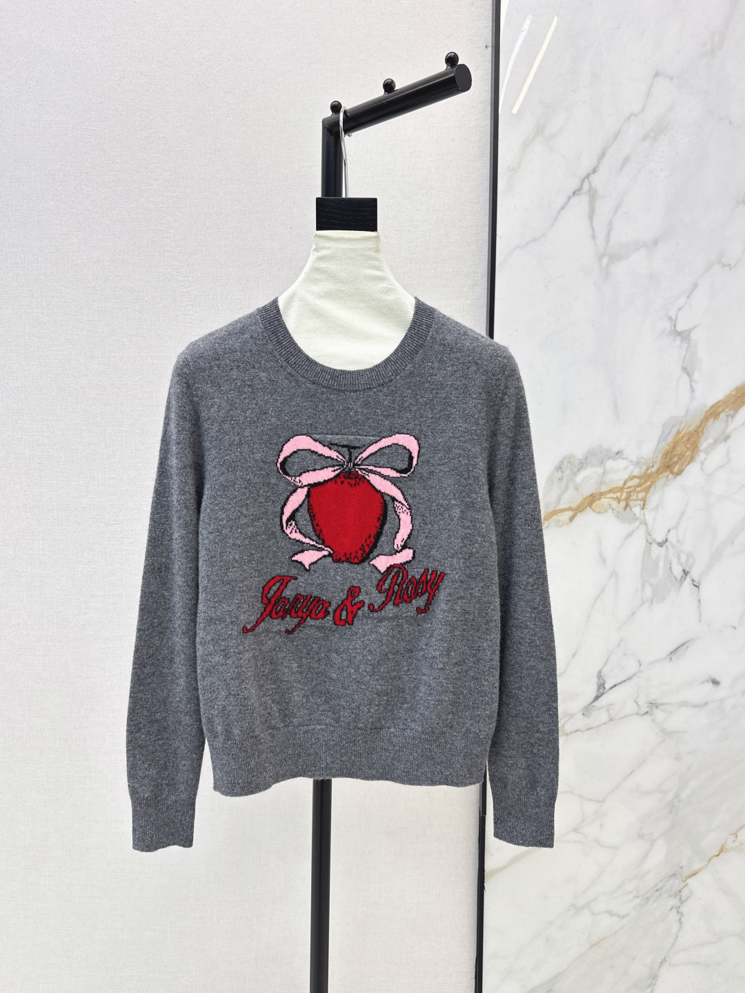 NO:734391,Fashionable design 26Ss————The latest Lucky Fruit co-branded long-sleeved sweater in early spring. Gray body with red Lucky Fruit + bow jacquard pattern to easily create a casual atmosphere. Round neck and loose version. It is OK to wear alone or layered. The overall style is sweet and cool. It is very suitable for creating a girly look. One color ready for sale sml,,19860909时髦设计 26Ss————早春最新款幸运果联名长袖针织衫 灰色衣身配红色幸运果+蝴蝶结提花图案轻松打造休闲氛围 圆领宽松版型 单穿或内搭都很OK 整体风格甜酷兼备 非常适合打造元气少女感造型 一色现货发售sml,,,Women's clothing