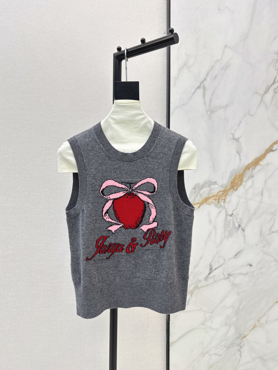 NO:734385,Fashionable little design 26Ss————The latest Lucky Fruit co-branded vest top in early spring. Gray body with red Lucky Fruit + bow jacquard pattern to easily create a casual atmosphere. Round neck and loose version. It is OK to wear alone or layered. The overall style is sweet and cool. It is very suitable for creating a girly look. One color ready for sale sml,,19860909时髦小设计 26Ss ————早春最新款幸运果联名背心上衣 灰色衣身配红色幸运果+蝴蝶结提花图案轻松打造休闲氛围 圆领宽松版型 单穿或内搭都很OK 整体风格甜酷兼备 非常适合打造元气少女感造型 一色现货发售sml,,,Women's clothing